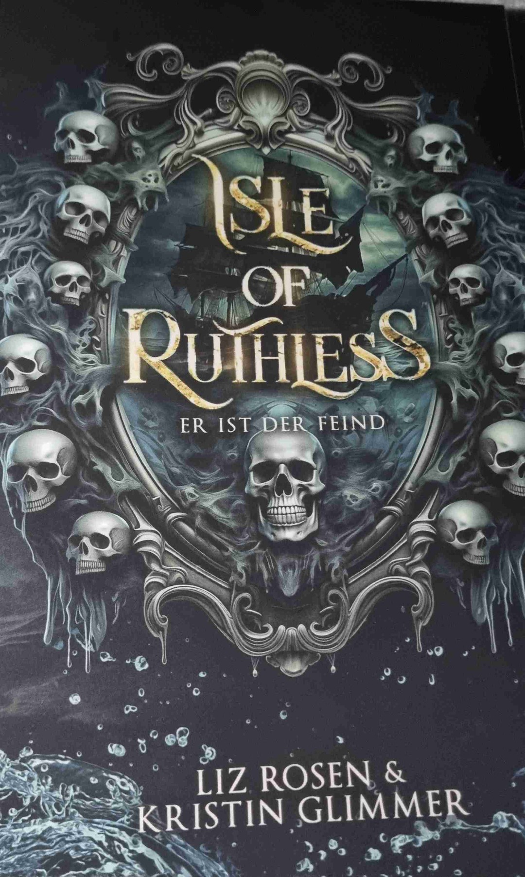 "Trinkt aus Piraten yo-ho"
Fluch der Karibik meets Dark Romance
Ich habe eine Rezension über das Buch gesehen und dann war es ein halbes Jahr auf meiner Wunschliste bis ich es bekommen habe. Ab dem zweiten Kapitel war ich total drin und konnte das Buch schwer aus der Hand legen.
Einerseits ist es toll, dass es ein Einzelband ist, andererseits könnte ich noch weiter in der Piratenwelt bleiben.