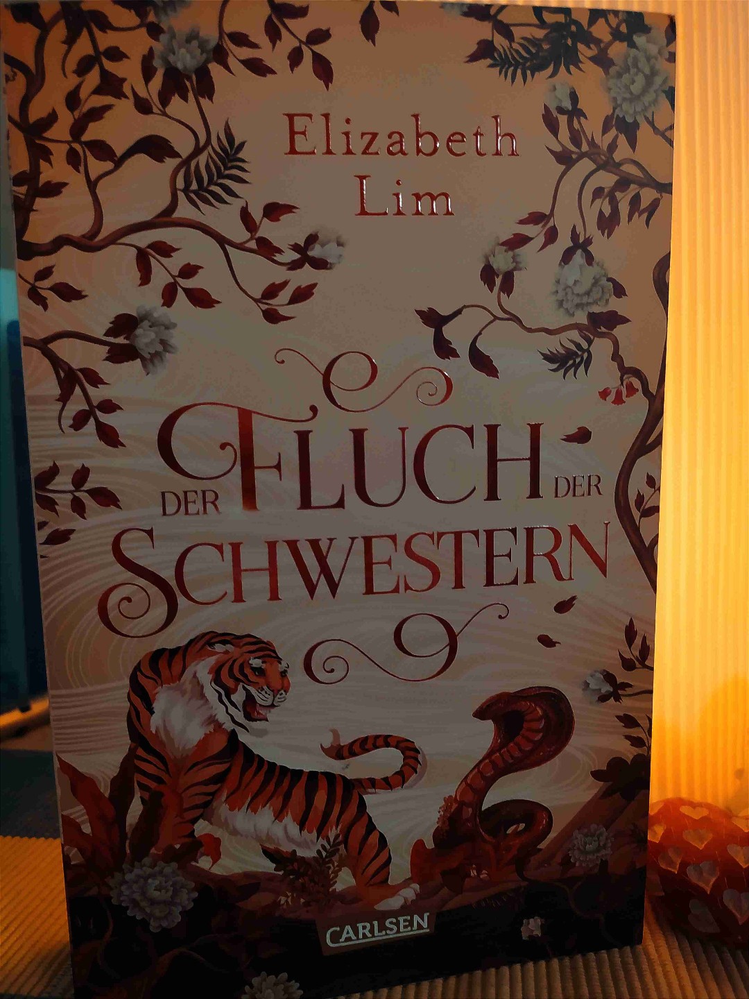 Ein weiteres, sehr gutes und aufklärendes Buch von Elizabeth Lim, dass aber im Gegensatz zu den anderen Geschichten ein bisschen Platz zum Bemängeln offenlässt.