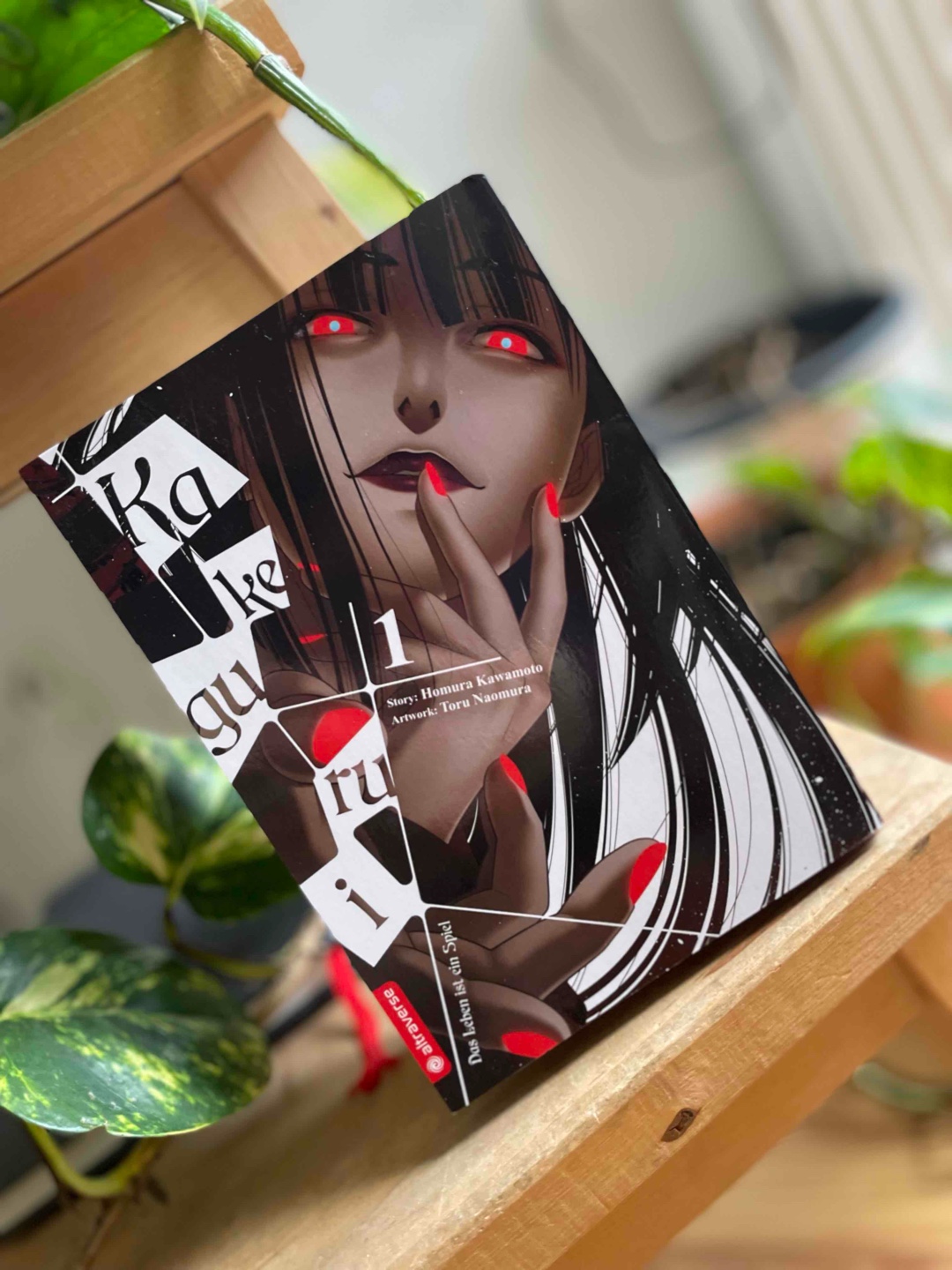 Ein Spiel um Intrigen und Misstrauen. Die Story ist einfach gestrickt und angenehmen zu lesen. Die Panels von Noamura haben mir gut gefallen und setzen die Ideen von Kawamoto gut in Szene. Bin gespannt, wie die Geschichte ausgebaut wird.
