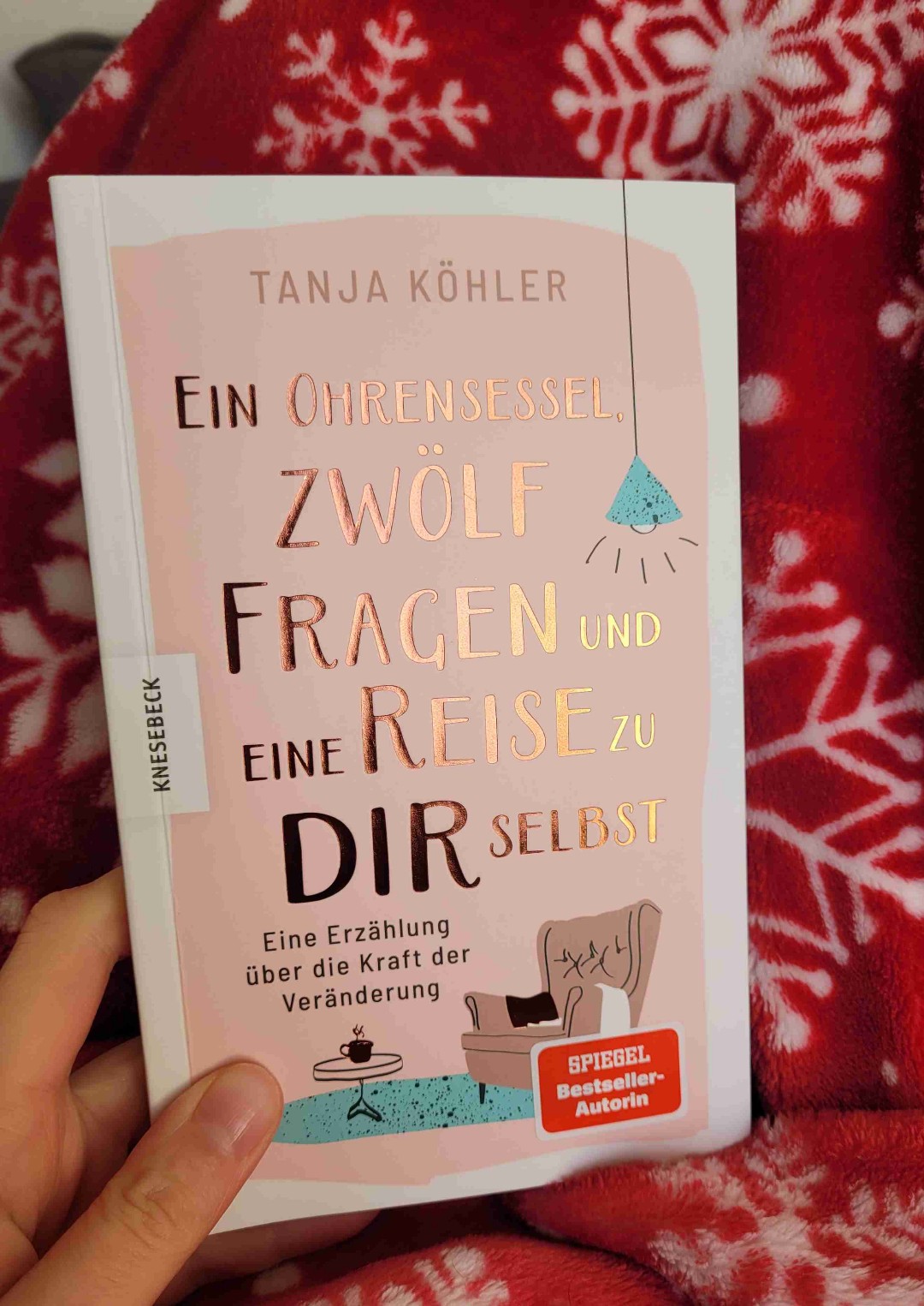 Eine schöne kürze Erzählung über eine Frau, die sich dazu entschieden hat, sich von ihrem Mann zu trennen. Das Buch ist klein, eher was für einen Abend. Es ist sehr schön illustriert. Wichtige Gedanken sind im Text bereits herhorgehoben. Es gibt 12 Fragen, die man sich selbst beantworten sollte, wenn man es im Leben nicht mehr weiter weiß.