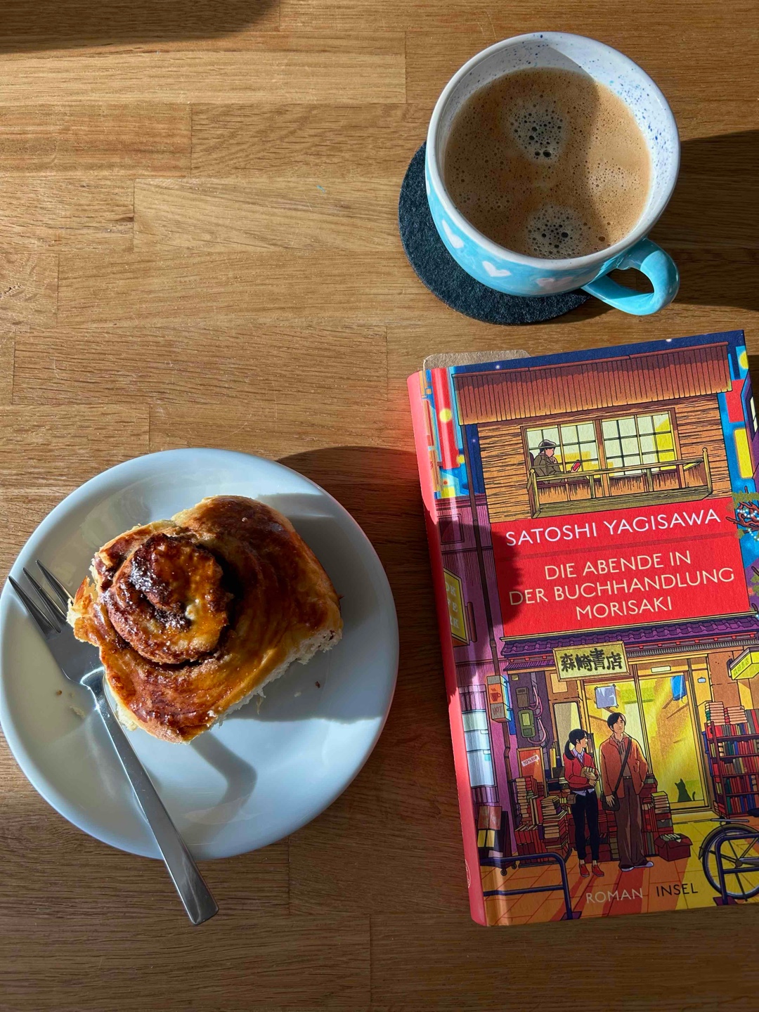 „Ich fühlte mich vom Glück verwöhnt, dass ich in meinem Lieblingscafé ein gutes Buch lesen konnte und noch dazu auf jemanden wartete, der mir so wichtig war.“