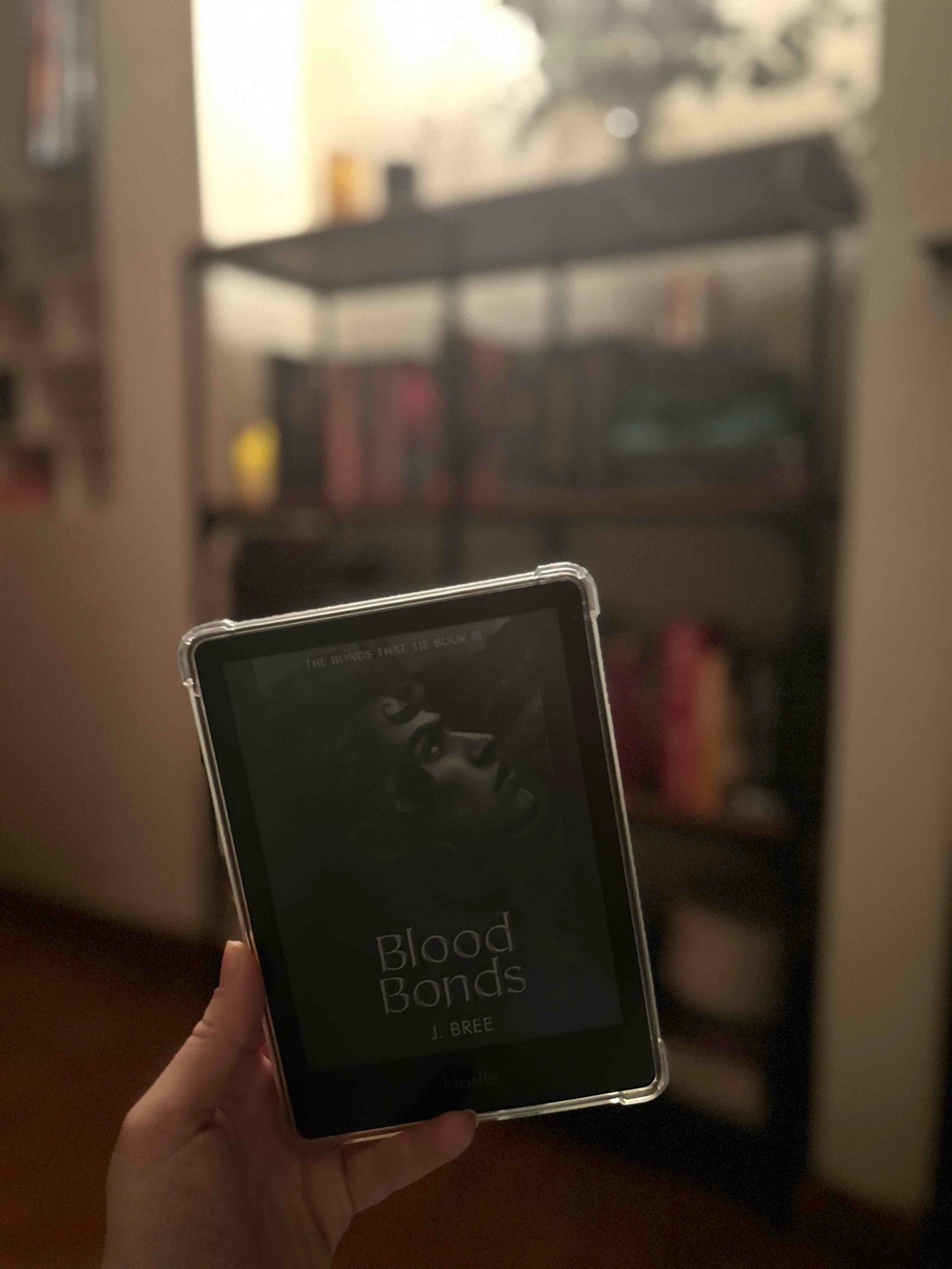 Das Buch hat mich wieder gut unterhalten, aber die Reihe schwächelt für mich etwas. Die Bücher folgen bisher zu sehr dem gleichen Muster jedes Mal, aber immerhin das Ende war überraschend. Was mich jedoch diesmal sehr gestört hat, war das Oli einfach kapitellang nicht mit Atlas gesprochen hat und es ihr völlig egal war, wo er sich befindet. Das hat überhaupt nicht gepasst. Auch wundere ich mich, dass die Reihe immer als spicy angepriesen wird. Ja, es gibt ein paar Szenen, aber gerade die ersten beiden Bücher sind eher slow burn und nun, wo der spice auftaucht, muss man leider sagen, dass dieser nicht besonders gut geschrieben ist. Ich bin gespannt auf die weiteren Bände.