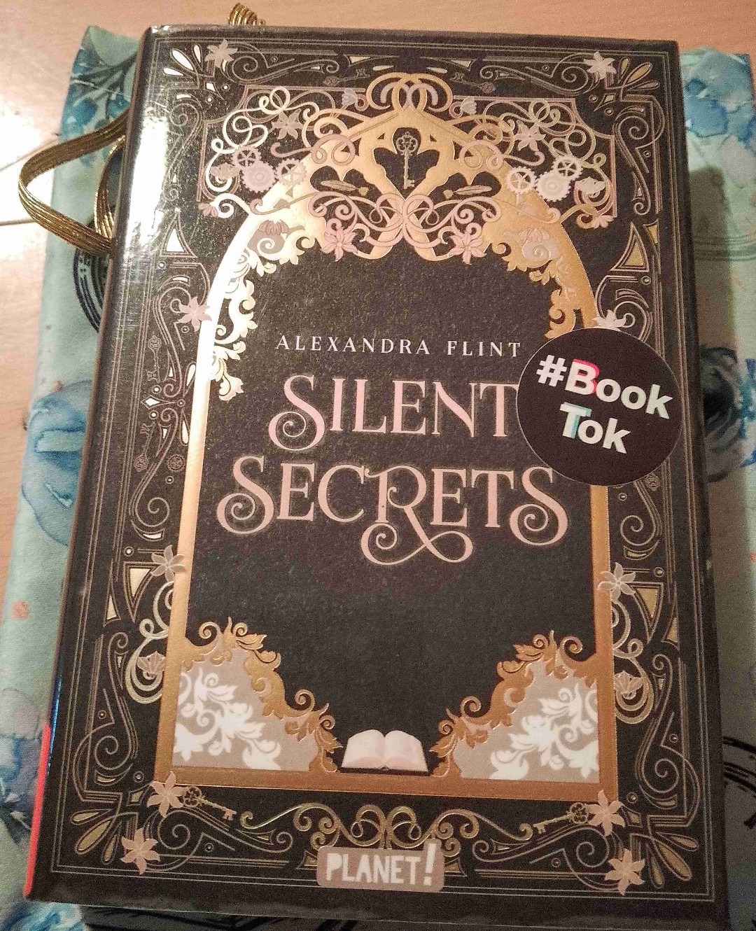 Das Buch hat mir sehr gut gefallen. Nun heißt es warten bis band 2 erscheint. Netter cliffhanger am Ende. Hibbeln bis band 2. Sehr toll. 😅🫣
Nun hab ich lauter Fragen nach dem beenden des ersten Bandes! 