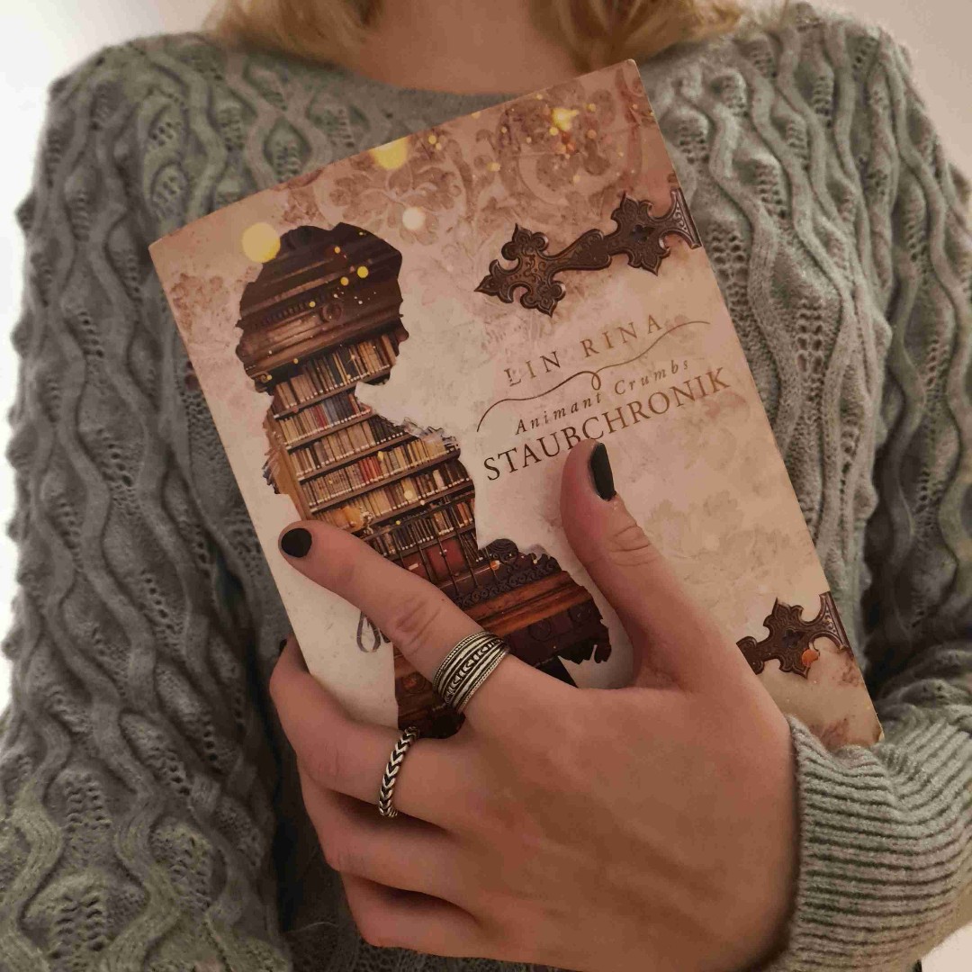 ✨📚 Animant Crumbs Staubchronik 📚✨
„Animant Crumbs Staubchronik“ von Lin Rina hat mich absolut verzaubert! 🪄 Dieses Buch ist nicht nur eine Geschichte, sondern ein Erlebnis. Mit einem Hauch von Poesie, viel Romantik und einer Prise Sarkasmus führt uns Lin Rina in die Welt der schlagfertigen und mutigen Animant – einer Heldin, die mit ihrem scharfsinnigen, eigenwilligen Charakter einfach ins Herz wächst. 💖