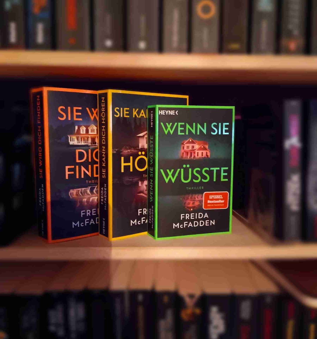 Nachdem ich auch den dritten Teil gelesen habe, muss ich sagen das der dritte Teil bis jetzt der beste war , ich weiß nicht ob ich zukünftig noch mehr von der Autorin lesen soll, da mich die zwei vorherigen Bücher nicht so begeistert haben,ich fande von der Reihe das dritte Buch am spannendsten, was für ein Buch hat euch am besten von der Reihe gefallen?