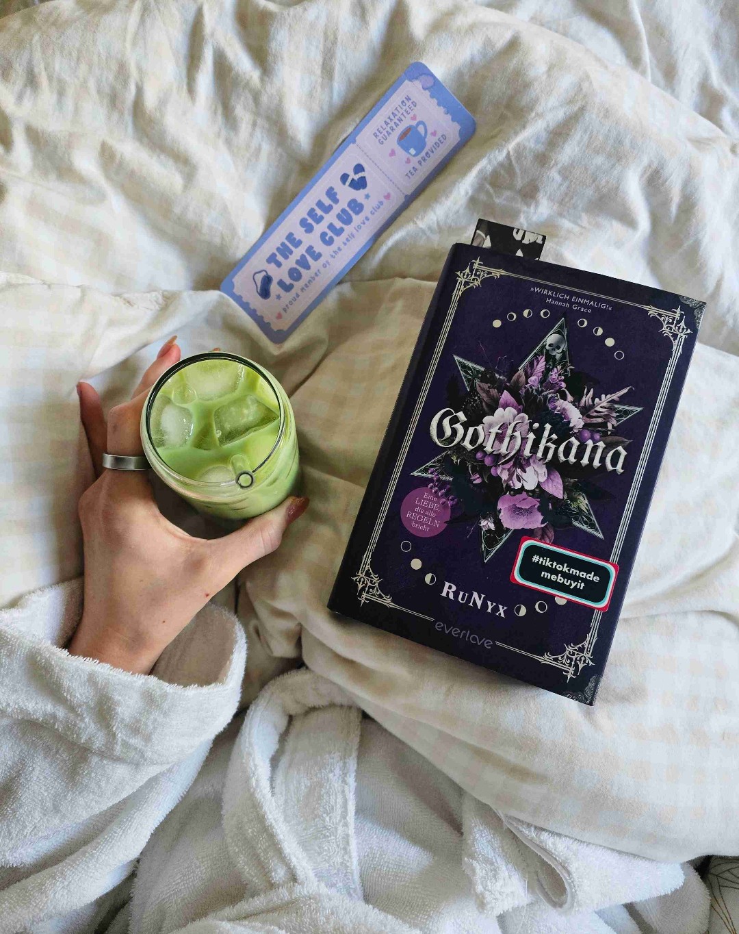 Wundervolle High Romantasy mit tollem Spice und spannender Erzählweise. Bin jetzt ein großer Fan von RuNyx und brauche Nachschub. Die Dynamik zwischen Corvina und Vad fand ich sooo toll 😍🤌🏻🔮🖤✨️