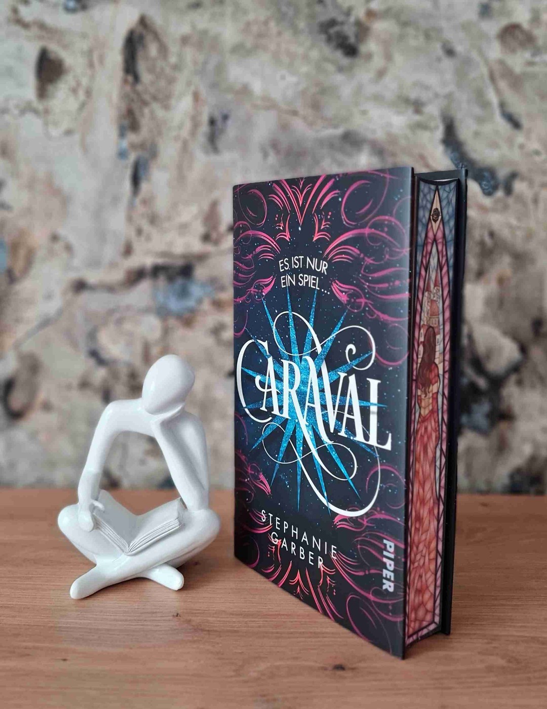 Da ich bisher nicht wirklich high fantasy gelesen habe, hat mir diese Welt schon vollkommen gereicht und auch sehr gut gefallen.
Ein bisschen mehr Entwicklung hätte ich mir für Scarlett gewünscht, die zwar pfiffig ist, aber immer so übervorsichtig ist. Da hätte man ihr im Verlauf ruhig etwas mehr Feuer geben können.
Anfangs brauchte ich etwas um gefesselt zu werden, aber als Caraval seinen Lauf nahm, ging es wie von Zauberhand und ich stecke schon mitten in Legendary.