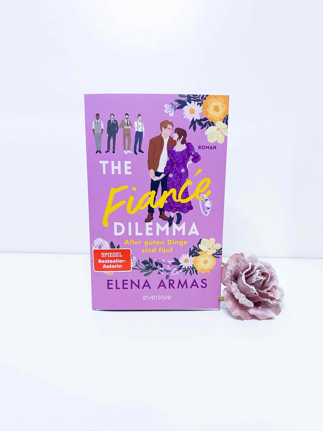 Elena Armas ist einfach die Königin des Fake Dating. Während die letzten zwei Bücher mich leider nicht begeistern konnten, hat Fake Fiance Dilemma wieder das Kichern und Fuß kicken in mir ausgelöst, das ich von spanish love deception kenne.