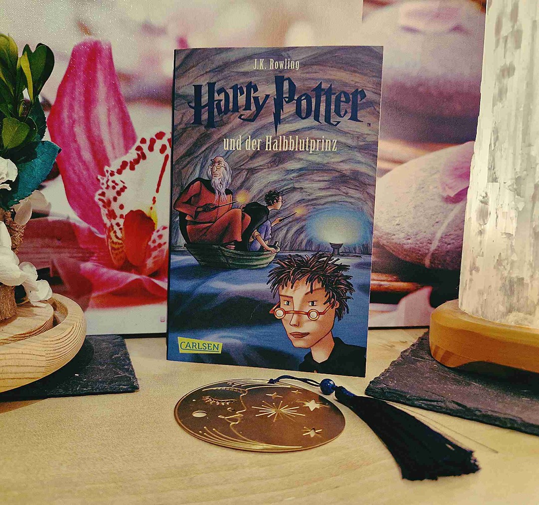 Irgendwo draußen in der Dunkelheit sang ein Phönix auf eine Weise, wie Harry es noch nie gehört hatte: Es war eine Klage voller Schmerz und von schrecklicher Schönheit.
✨️✨️✨️✨️✨️✨️✨️✨️✨️✨️