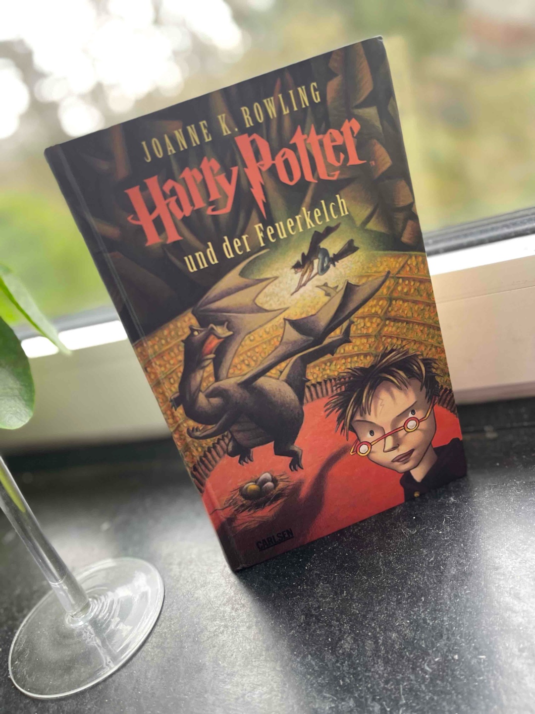 Eines meiner Lieblings-Potter- Bücher
Teil 4 wird schon ein wenig düsterer aber die Geschichte ist mal wieder sehr spannend geschrieben mit dem Turnier und den damit verbundenen Aufgaben.
Langsam kommt auch ans Licht wer auf der hellen und der dunklen Seite der Zaubererwelt steht.