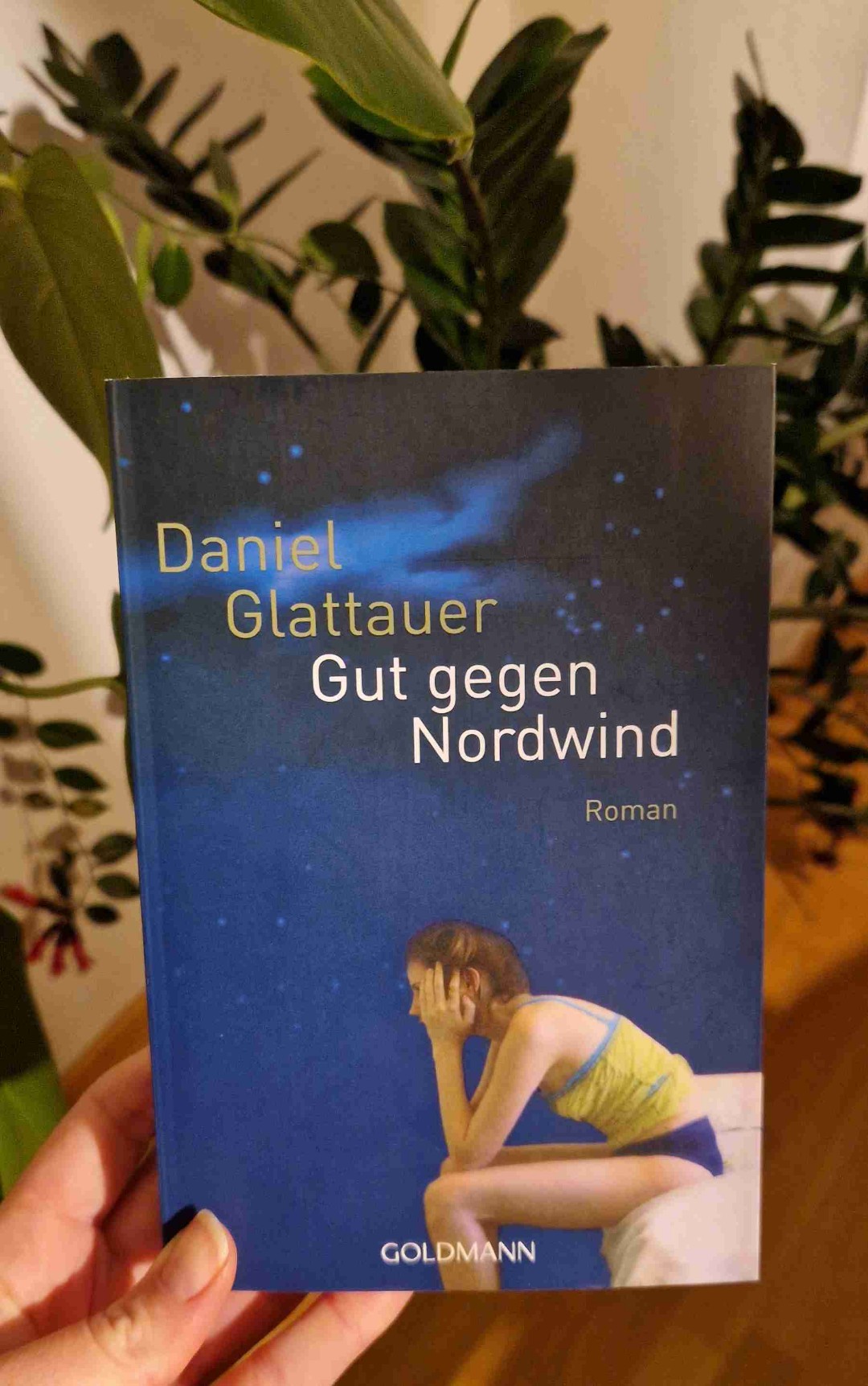 Starker Einstieg mit humorvollem Schlagabtausch, gefolgt von Oberflächlichkeiten und bockigem Teenie Gehabe.