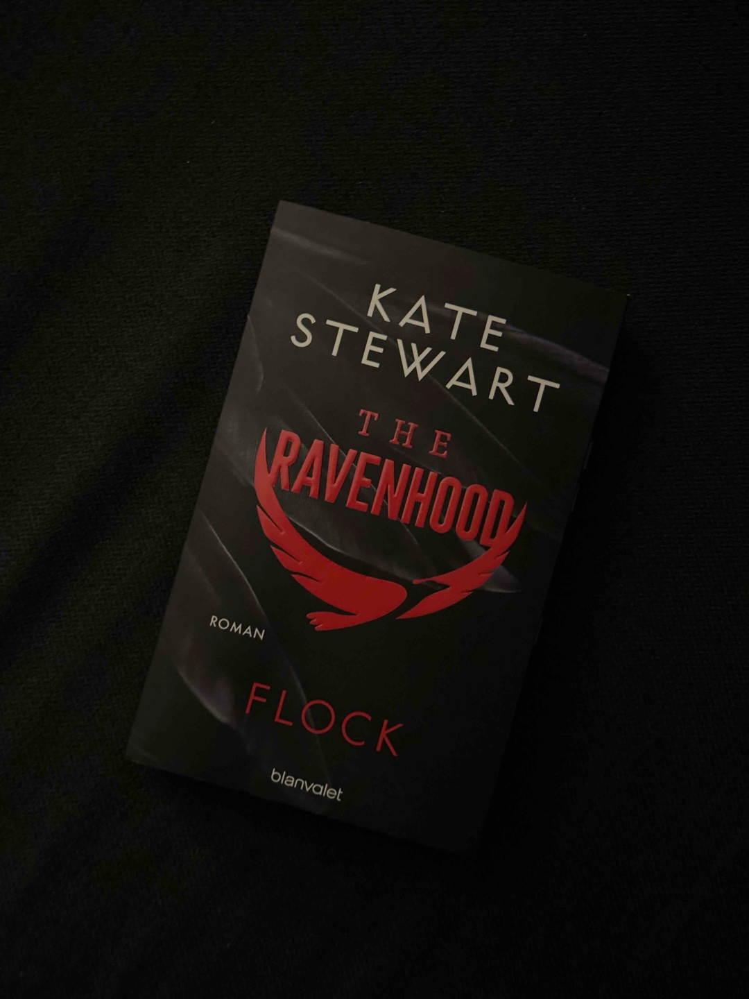 Es war mein erstes Buch im Dark-Romance Genre und wird aufjedenfall nicht mein letztes sein. Die Geschichte ist spannend und bleibt auch die ganze Zeit spannend. 
Die „Beziehungen“ im Buch sind vielleicht nicht für jeder Mann aber die einzelnen Protagonisten kann man einfach nur lieben. Jeder ist besonders auf seine eigene Art und Weise. Das Buch hat ingesamt drei Teile und ich werde definitiv weiter lesen. 
