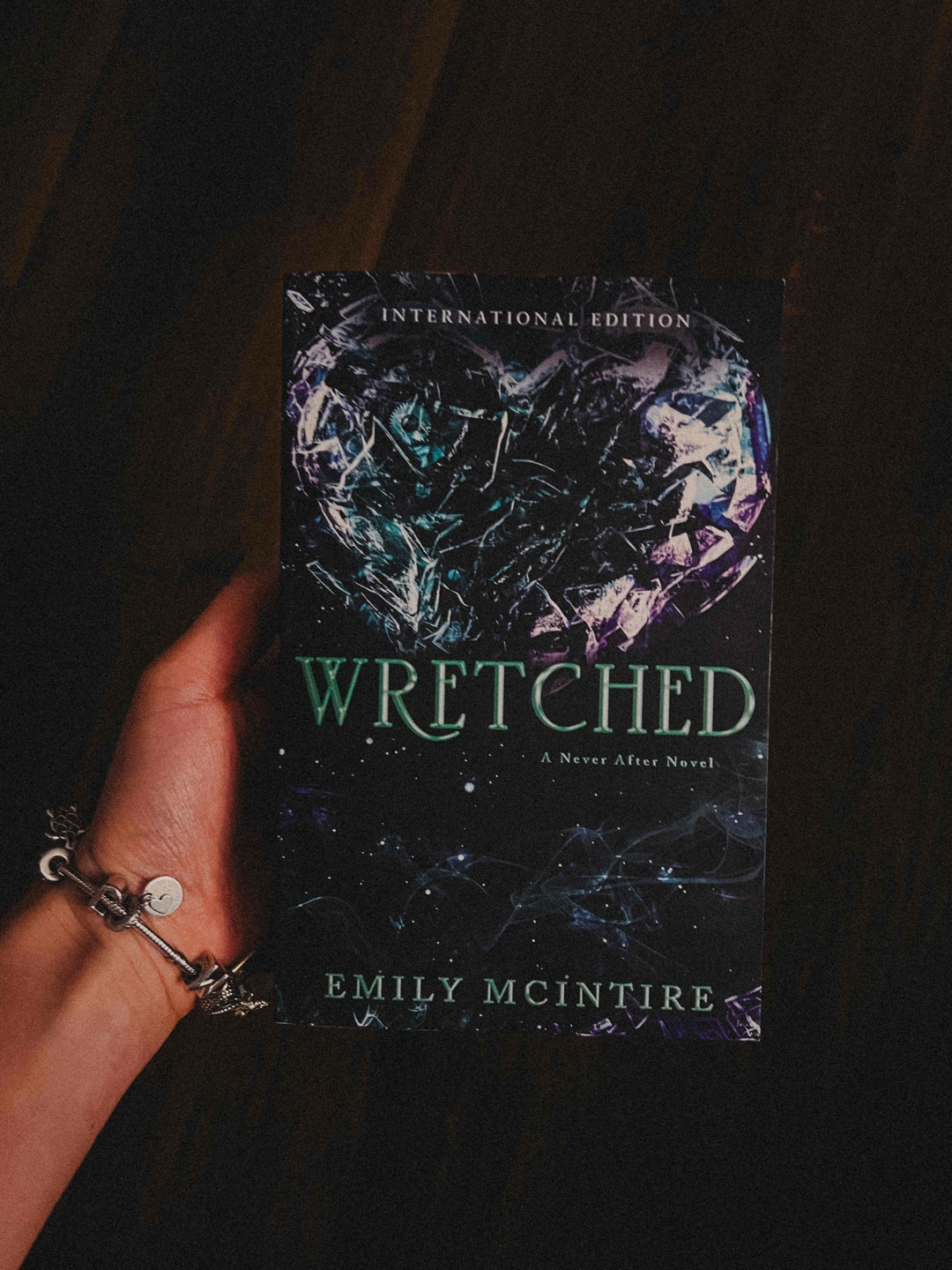 Tja was soll ich sagen? Auch Band 3 mal wieder ein Genuss! Habs geliebt und innerhalb weniger Tage inhaliert. Wer auf Dark romance steht, aber nicht zuuuu dark, der wird es lieben. Garantiert! 🔥