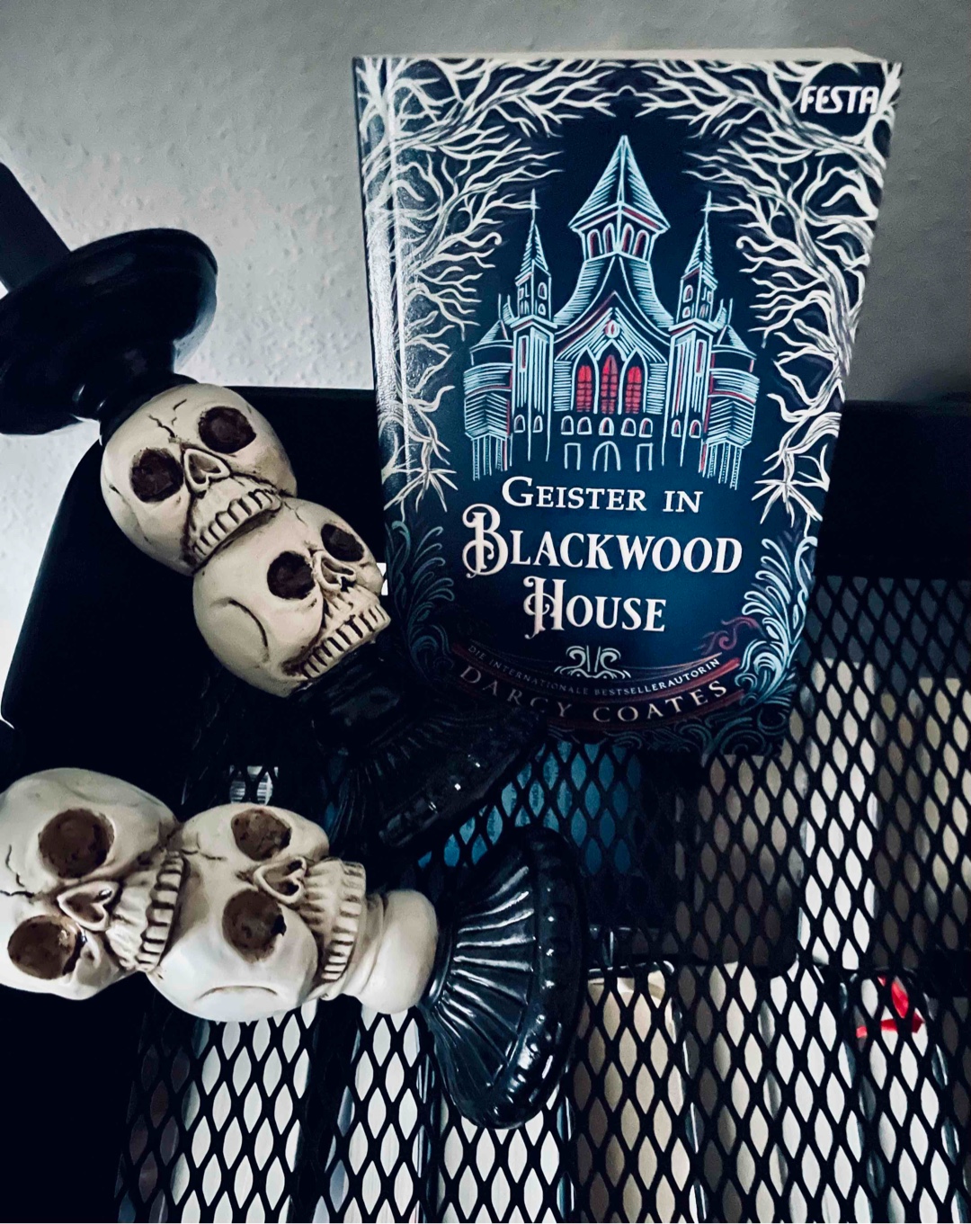 𝔻𝕒𝕣𝕔𝕪 ℂ𝕠𝕒𝕥𝕖𝕤 𝕫𝕚𝕖𝕙𝕥 𝕦𝕟𝕤 𝕙𝕚𝕟𝕒𝕓 𝕚𝕟 𝕖𝕚𝕟𝕖 𝕗𝕖𝕤𝕤𝕖𝕝𝕟𝕕𝕖 𝔾𝕖𝕚𝕤𝕥𝕖𝕣𝕘𝕖𝕤𝕔𝕙𝕚𝕔𝕙𝕥𝕖 😮💨