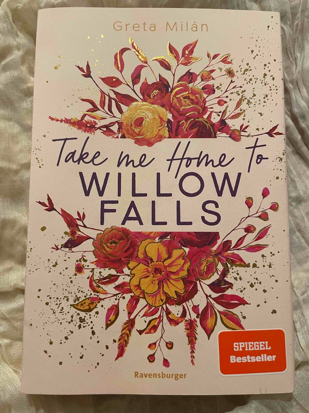 Ein Buch, das mich von der ersten Seite an in die idyllische Welt von Willow Falls entführt hat ✨! Greta Milan hat mit “Take Me Home to Willow Falls” eine emotionale, spannende Geschichte geschaffen, die nach Herbst 🍂 , Ahornsirup und großen Gefühlen schmeckt. Warum dieses Buch ein echtes Highlight ist…