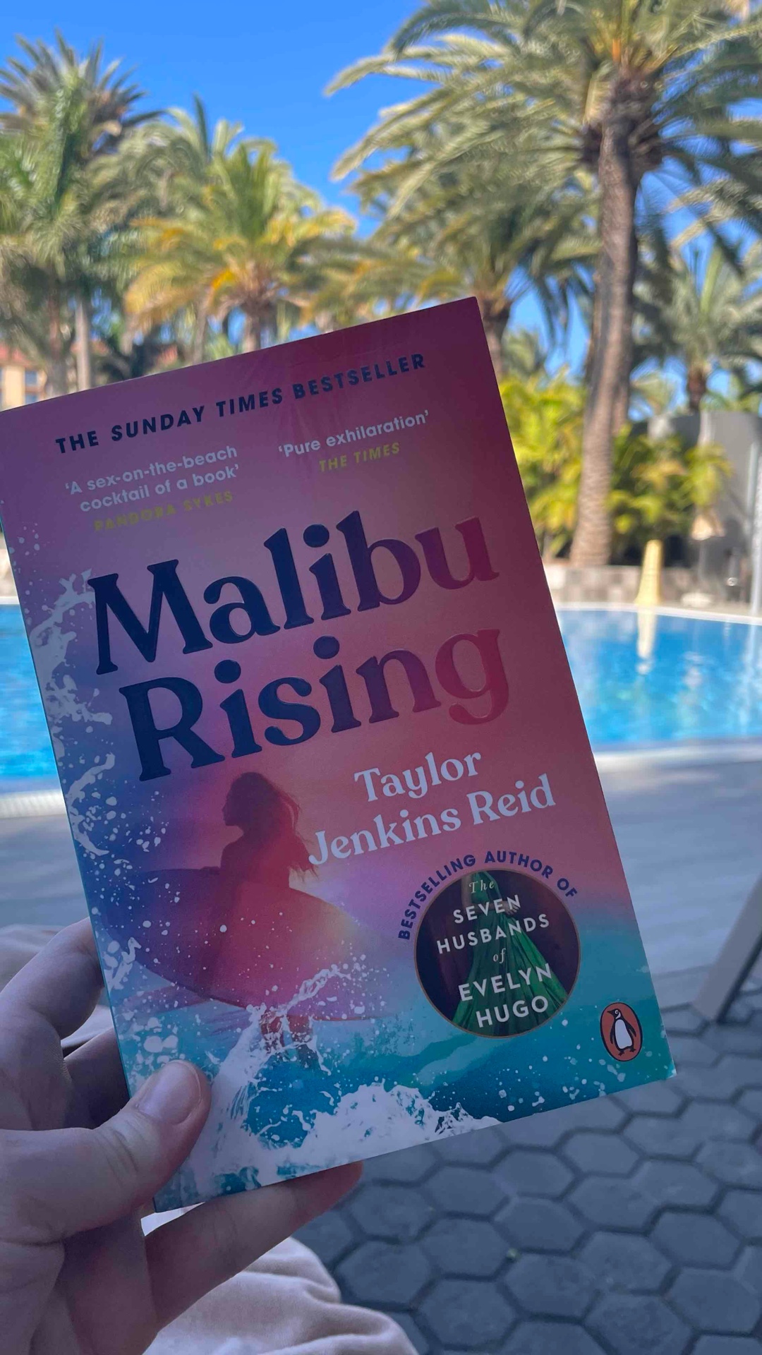 THE perfect summer read 🌴🌅