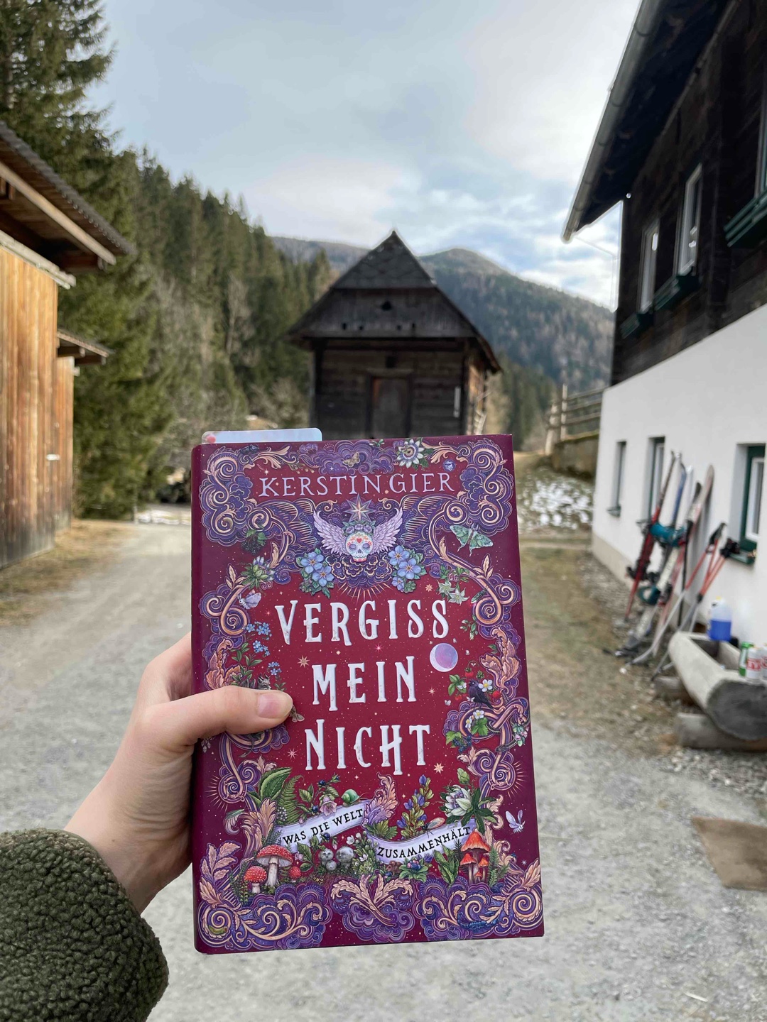 Sehr gelungener letzter Teil mit einem bewegenden Ende! 
(Und sind wir mal ehrlich: die Farbe des Buches und das Cover sind einfach schön zu betrachten) 