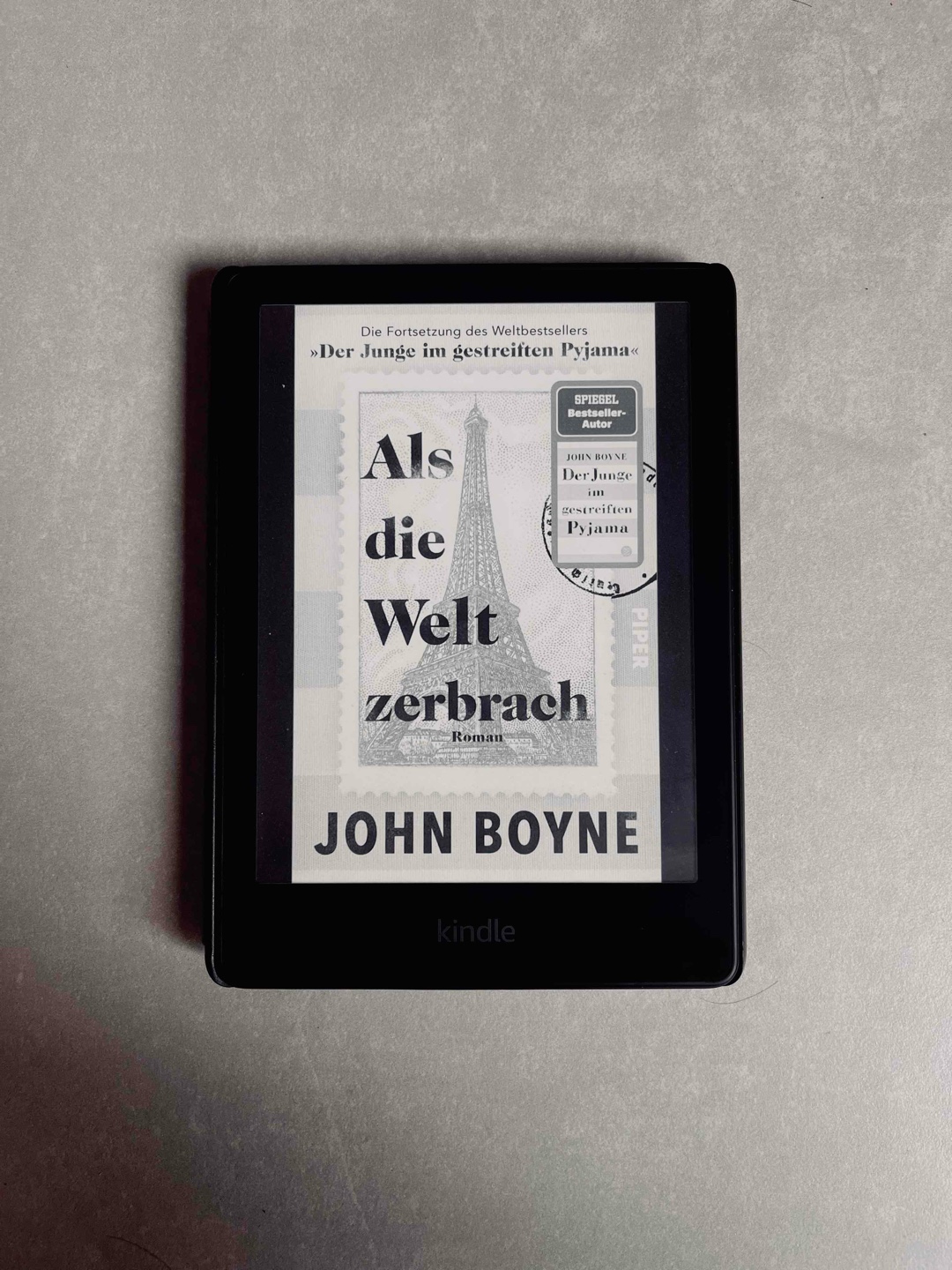 Während der ersten paar Kapitel habe ich etwas gebraucht, bis ich richtig in der Story drin war, doch von da an war es ununterbrochen spannend und absolut ergreifend.
Ich finde es großartig, wie John Boyne dieses Thema zu Papier bringt.
Außerdem vermittelt dieses Buch sehr gut, welche Auswirkungen diese furchtbare Zeit auch auf die nachfolgenden Generationen hat.
Für ein einfacheres Verständnis würde ich empfehlen „Der Junge im gestreiften Pyjama“ vorab zu lesen.