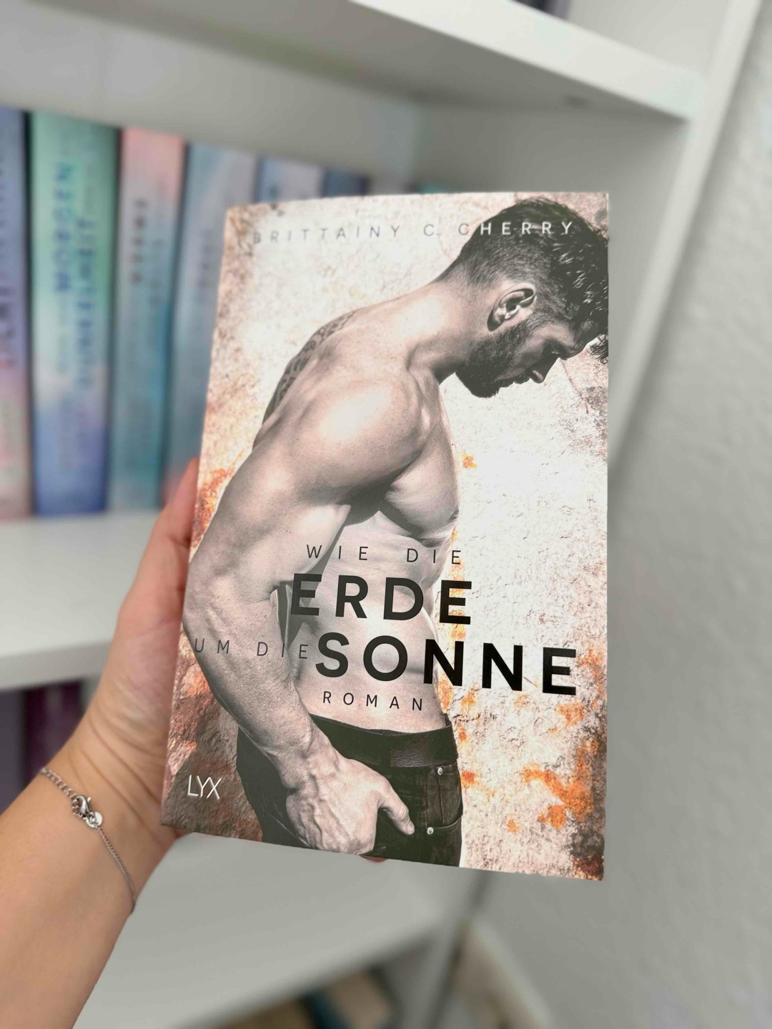 (Dieses Cover ist einfach nur schrecklich 🙈😄)
„Wie die Erde um die Sonne“ konnte mich leider nicht so fesseln wie andere Teile der Reihe. Obwohl die Geschichte berührende Momente hatte, fehlte mir das gewisse Etwas, das die anderen Bücher von Brittainy C. Cherry so besonders macht.
Die Hauptprotagonistin Lucy habe ich jedoch sofort in mein Herz geschlossen. Sie ist ein warmherziger, lebensfroher Charakter, den man einfach gern haben muss. Graham dagegen ist anfangs verschlossen und kühl, doch seine Entwicklung im Laufe der Geschichte hat mir sehr gefallen.
Trotz der starken Figuren konnte mich die Handlung nicht komplett überzeugen. Einige Wendungen wirkten vorhersehbar und der emotionale Tiefgang, den ich mir erhofft hatte, blieb oft auf der Strecke. Insgesamt ein solides Buch, aber für mich nicht so stark wie die anderen Teile der Reihe.