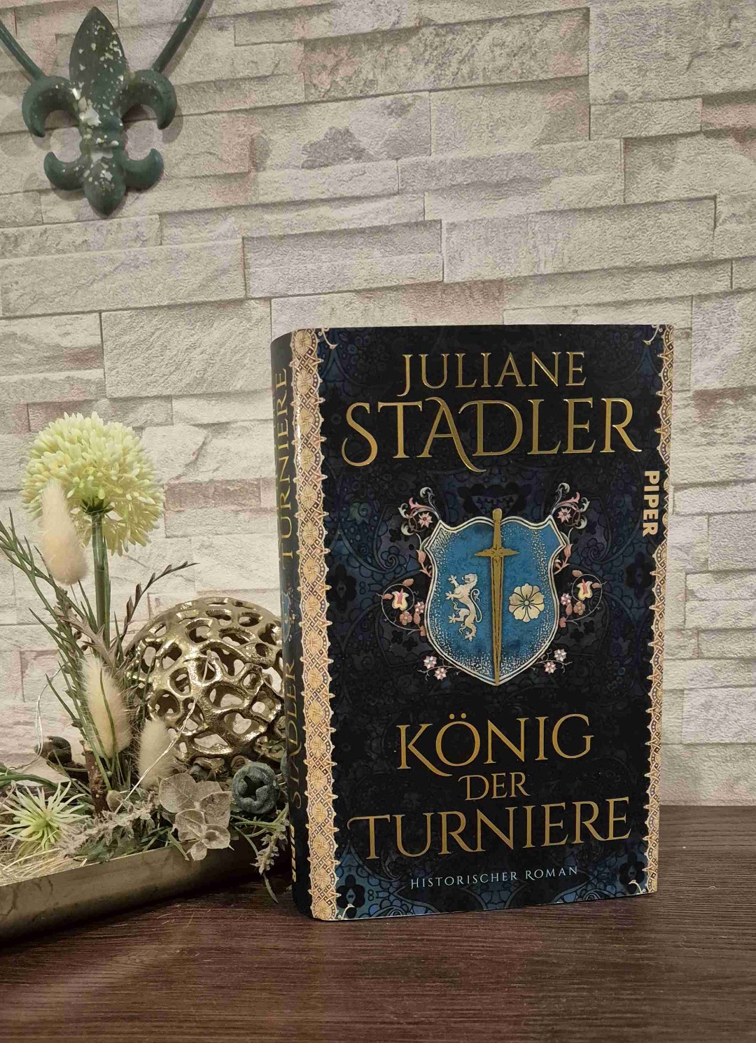 ⭐️⭐️⭐️⭐️⭐️ ❤️
LIEBLINGSBUCH!