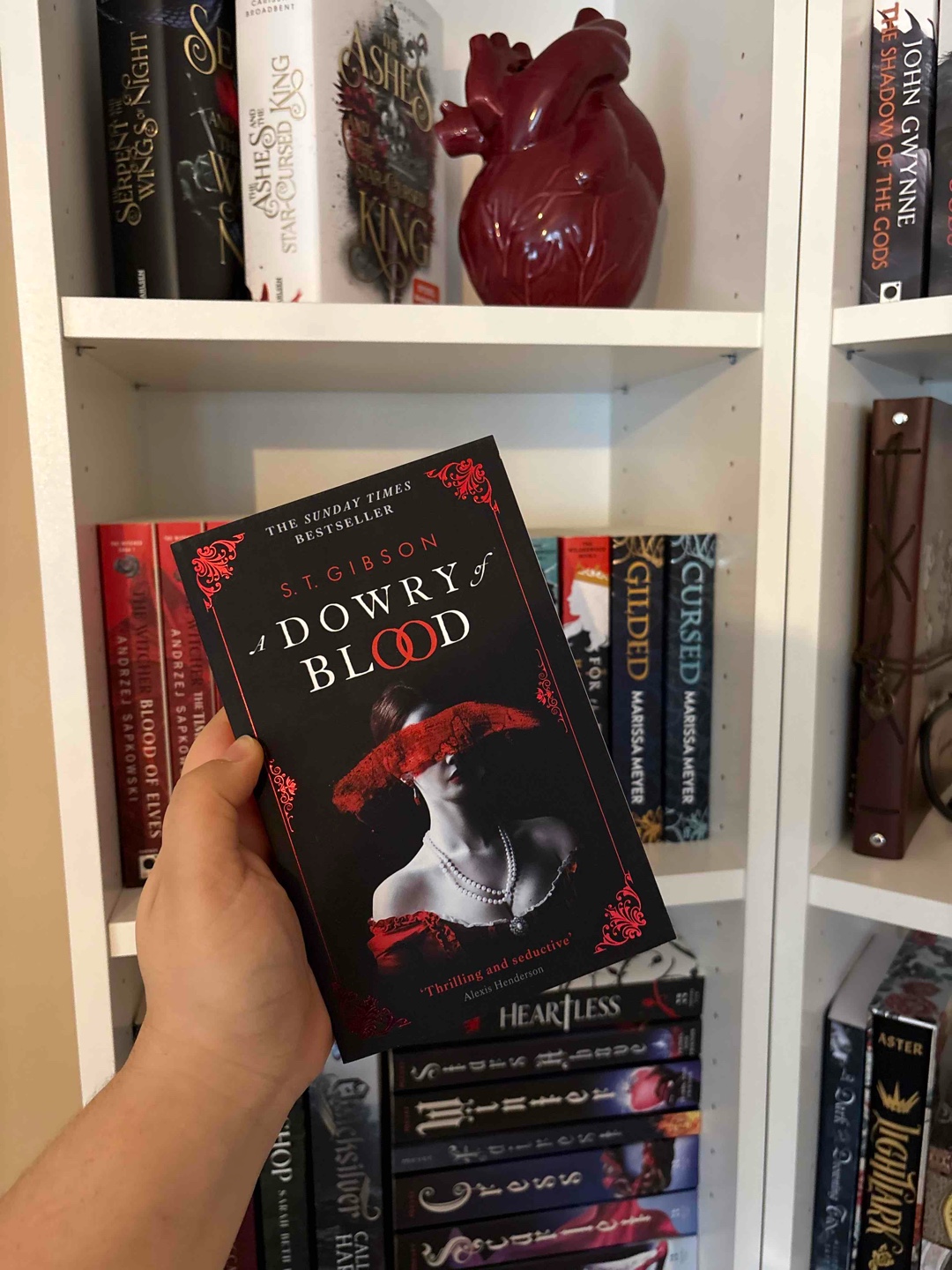 Draculas erste Braut beichtet auf eine so düstere, poetische und sexy Weise….