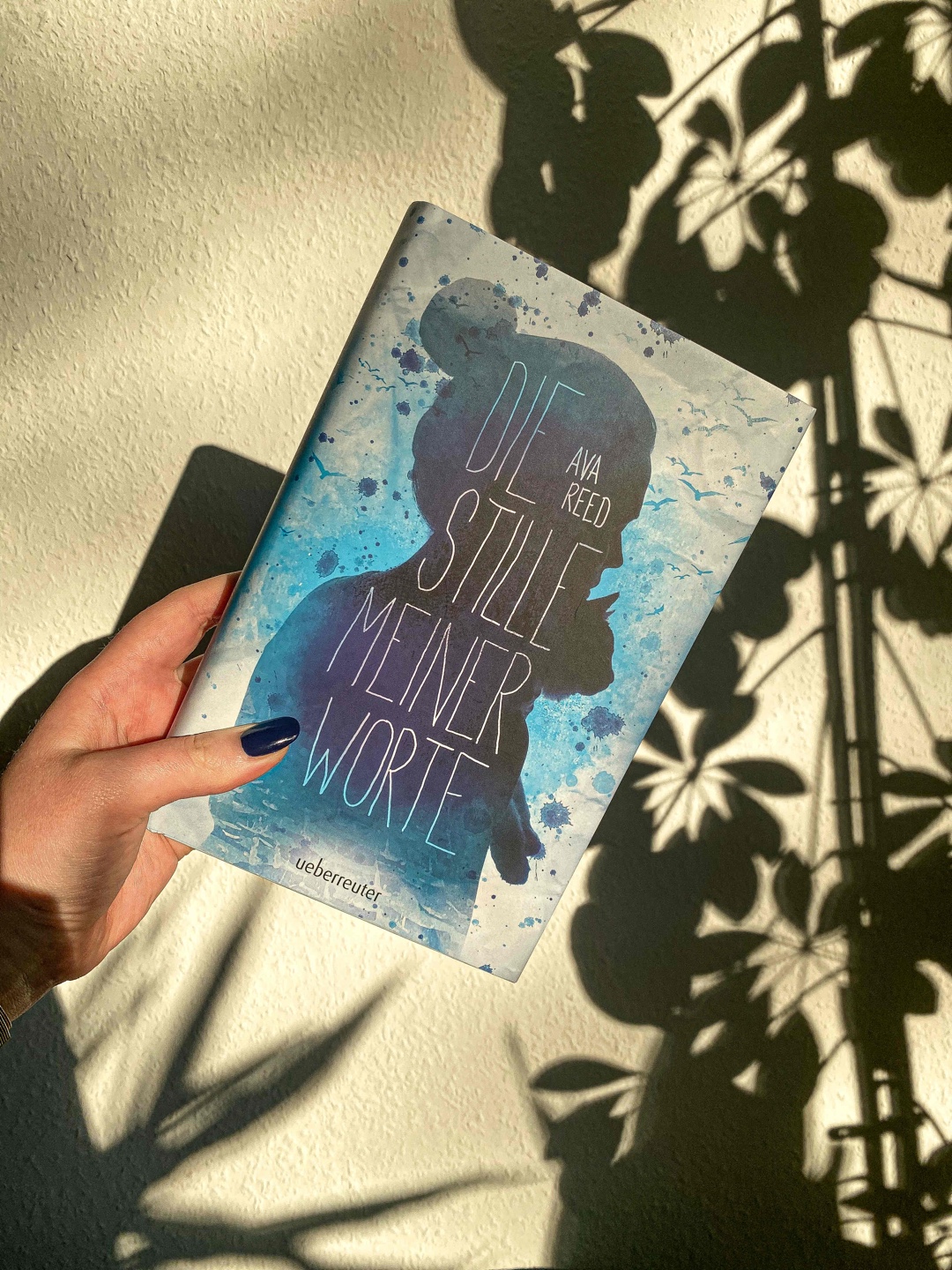 Was soll ich sagen? 🥹
Die Geschichte von Hannah hat mich tief getroffen, aber auch gleichzeitig wieder geheilt, sodass ich mir viele traurige, aber auch schöne Stellen und Zitate im Buch markiert habe.
Seit Hannah ihre Zwillingsschwester verloren hat, spricht sie nicht mehr und lebt sehr in sich gekehrt. Das Thema der Trauerbewältigung wurde durch den wunderschönen Schreibstil von Ava Reed toll vermittelt und hat mich jede Emotion mitfühlen lassen. Auch die Schicksale der Nebencharaktere und deren gegenseitige Unterstützung haben mich total berührt.
..eine absolute Leseempfehlung!
Ich glaube sogar, dass einem das Buch auch bei der eigenen Trauerbewältigung helfen und Trost spenden kann. ❤️🩹
(Vor dem Lesen sollte man sich aber auf jeden Fall bewusst machen, um welche Themen es geht.)
„Die Päckchen, die wir tragen, verschwinden nie ganz. Sie werden nur leichter."