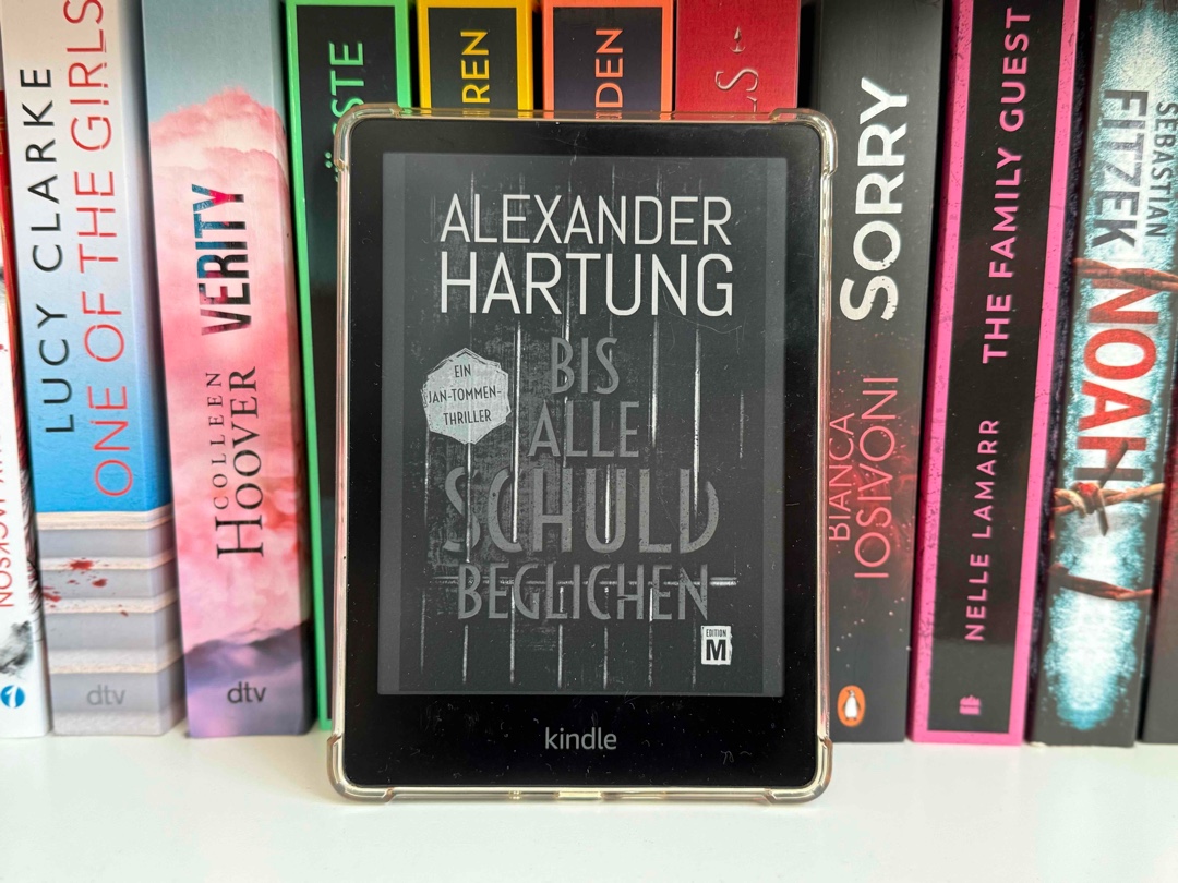 „Bis alle Schuld beglichen“ von Alexander Hartung konnte mich gut unterhalten, hat mich jedoch nicht ganz überzeugt. Besonders die Mordermittlung, die Jan eigenständig aufnimmt, wirkt viel zu problemlos. Es erscheint mir wenig realistisch, dass ein Polizist auf der Flucht ohne größere Hindernisse in verschiedene Orte gelangt und Leute befragen kann, ohne dass es irgendwann auffällt oder er gestoppt wird. Das hat den Verlauf der Geschichte für mich etwas unglaubwürdig gemacht. Positiv hervorzuheben ist der einfache und flüssige Schreibstil. Das Buch lässt sich schnell und unkompliziert lesen. Die Spannung ist gut aufgebaut und die Charaktere, besonders die Dialoge, sorgen für Unterhaltung. Insgesamt ein solider Krimi, der jedoch noch an einigen Stellen realistischer hätte sein können.