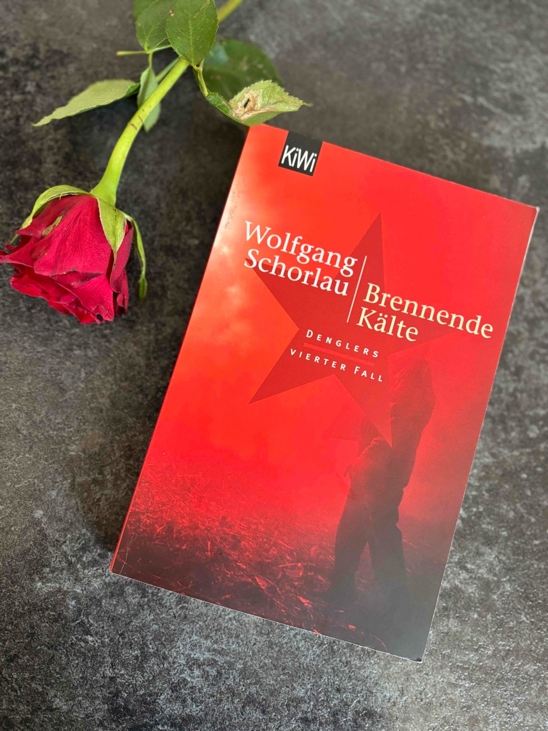 Gutes spannendes Buch. Mit vielen Orten die im Buch erwähnt werden bin ich vertraut daher macht es für mich doppelt Spaß Herrn Dengler bei seiner Arbeit zu begleiten 😃