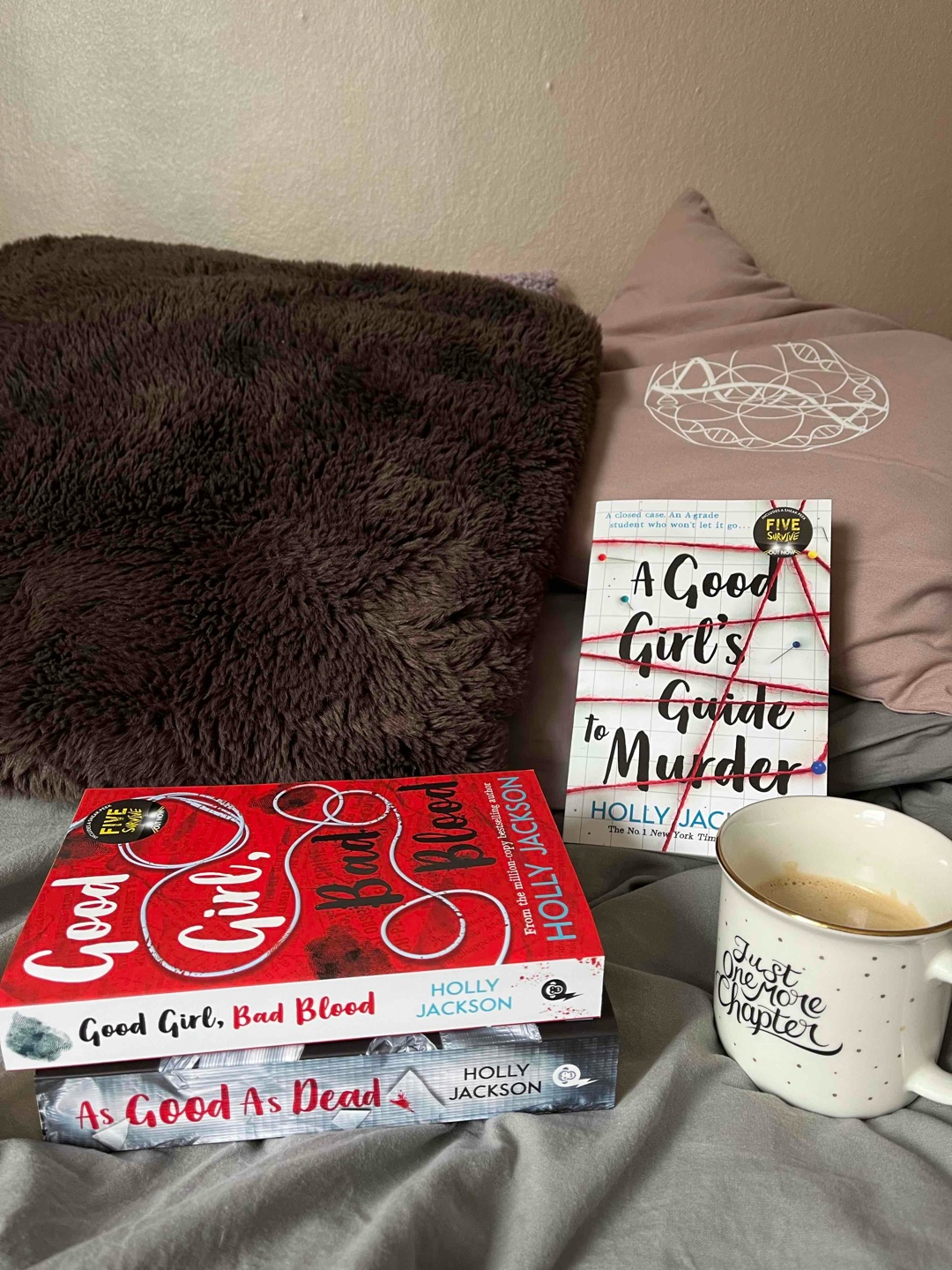 Mein liebster Band ist und bleibt der erste! Aber der letzte Band hat mich so emotional zurückgelassen, wie es die vorherigen Bücher nicht geschafft haben. Wahnsinnig tolle Reihe und eine klasse Autorin!