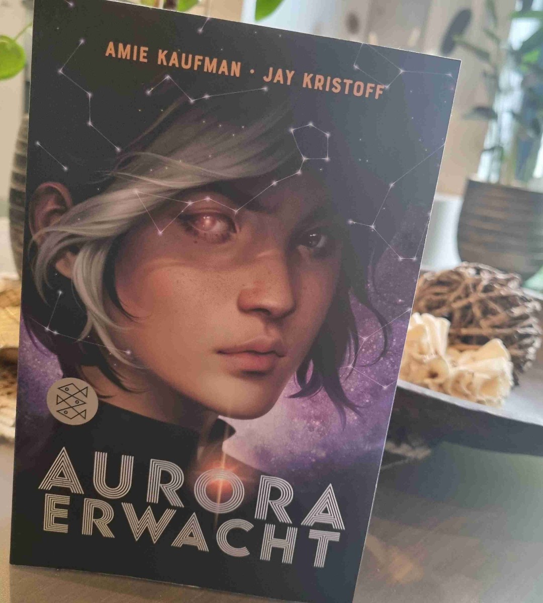 Obwohl Sciencefiction nicht zu meinem favorisierten Genre gehört muss ich doch sagen, daß sich auch diese Reise gelohnt hat. Es war sehr unterhaltsam, leicht zu lesen und macht mich sehr neugierig auf die nächsten zwei Bände.