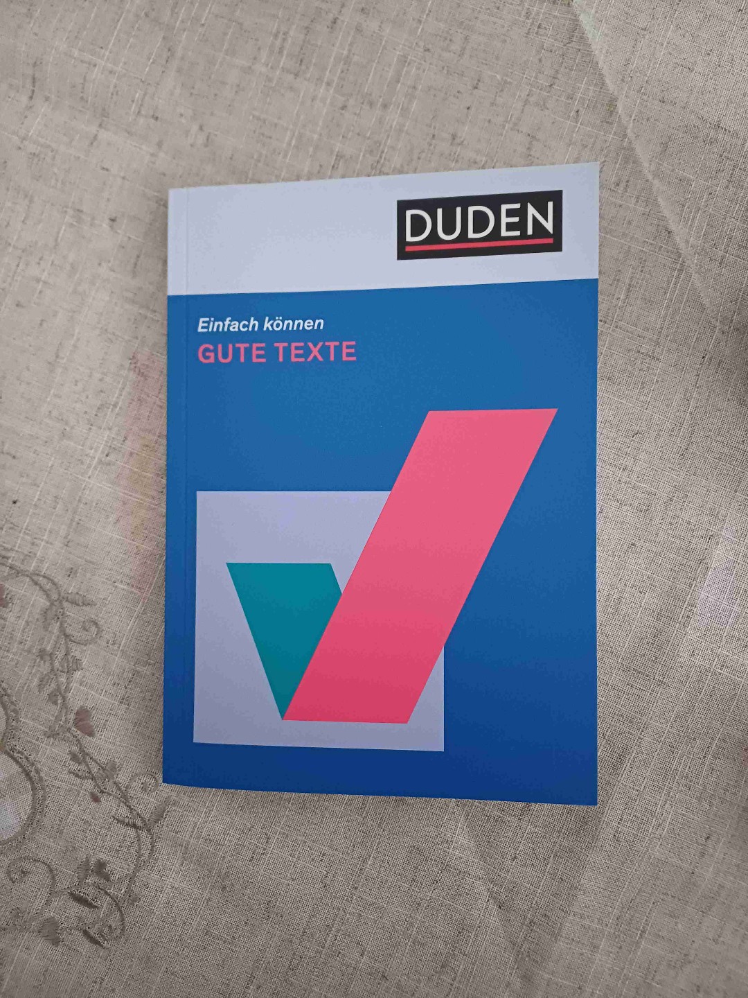 Ein paar nützliche Tipps, aber auch viele Wiederholungen in diesem ohnehin schon dünnen Heft. KI als Stütze ist auch nicht so meins, vor allem wenn vorher vom Handwerk des Schreibens die Rede ist, das man erlernen und verbessern kann. Dazu muss man dann schon üben und nicht die KI die Arbeit machen lassen.