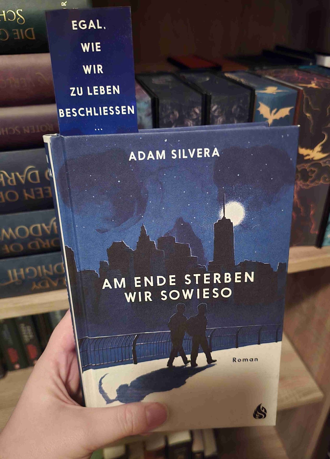 In der ersten Hälfte des Buches meint man noch "naja, so schlimm kann es nicht werden", vor allem wenn man emotional nicht so sehr betroffen ist von einzelne Büchern oder Filmen.
Das revidiert sich in der zweiten Hälfte des Buches sehr schnell. Man fühlt absolut mit, hofft und bangt, doch der Tod ist eben unausweichlich.
Egal wie wir zu leben beschließen... Am Ende sterben wir sowieso.