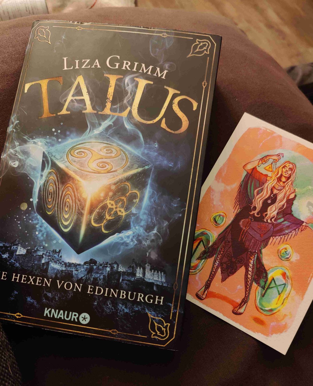In Talus Band 1 bekommt man eine atmosphärische Geschichte zwischen Menschen und Hexen sowie der gefährlich zauberhaften Magie. Es war ein absoluter Genuss mit einem Cliffhanger, weshalb ich direkt mit Band zwei weitermache. Lest es unbedingt!