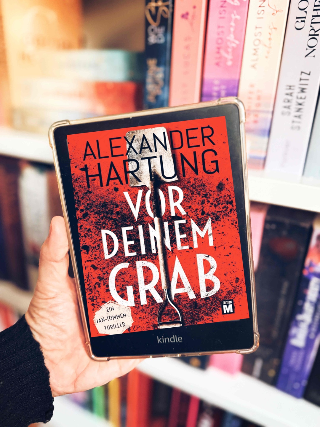 „Vor deinem Grab“ ist ein kurzweiliger Thriller, der sich schnell und entspannt lesen lässt. Einfach perfekt für zwischendurch. Auch im zweiten Band der Reihe sorgt das chaotische Ermittlerteam rund um Jan Tommen für Unterhaltung. Besonders die witzigen Dialoge und die schräge Dynamik zwischen den Figuren machen Spaß und lockern die spannende Handlung auf. Die Geschichte bleibt insgesamt eher einfach und verzichtet auf große Wendungen oder Tiefgang. Doch genau das macht sie so leicht zugänglich und angenehm zu lesen. Wer keine hohen Ansprüche hat und sich einfach gut unterhalten lassen möchte, liegt hier richtig.