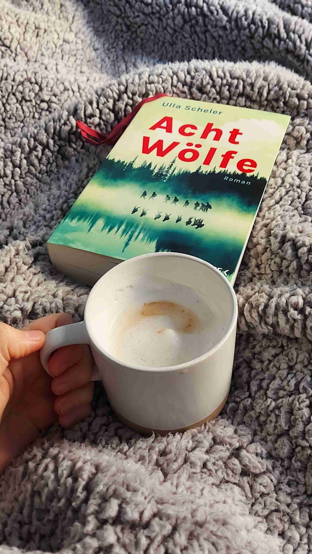 Die Idee des Überlebenskampfes ist super, jedoch ist die Umsetzung für meinen Geschmack eher schwach. Am Ende bleiben Fragen offen und man kann nur Vermutungen anstellen, ob die eigene Theorie nun stimmt oder nicht. Die Charaktere sind oberflächlich und deren Handlungen und Empfindungen teilweise stumpf. Alles wirkt leider sehr konstruiert und wirkt nach künstlichem Spannungsaufbau. Hätte mir mehr Tiefgang gewünscht. Trotzdem: Lässt sich schnell und einfach weglesen und ist spannend! 