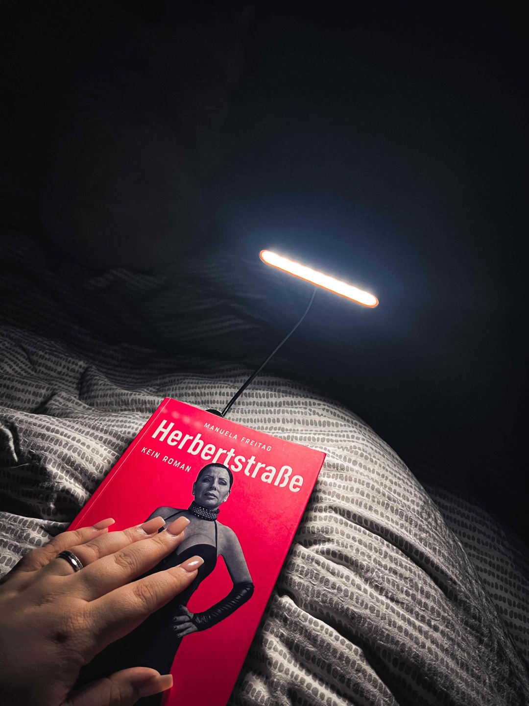 Da es die echte Lebensgeschichte von Manuela Freitag ist, werde ich dem Buch selbstverständlich keine Bewertung geben. Ich bewerte das Leben anderer Personen nicht in Sternen. Das wäre falsch…