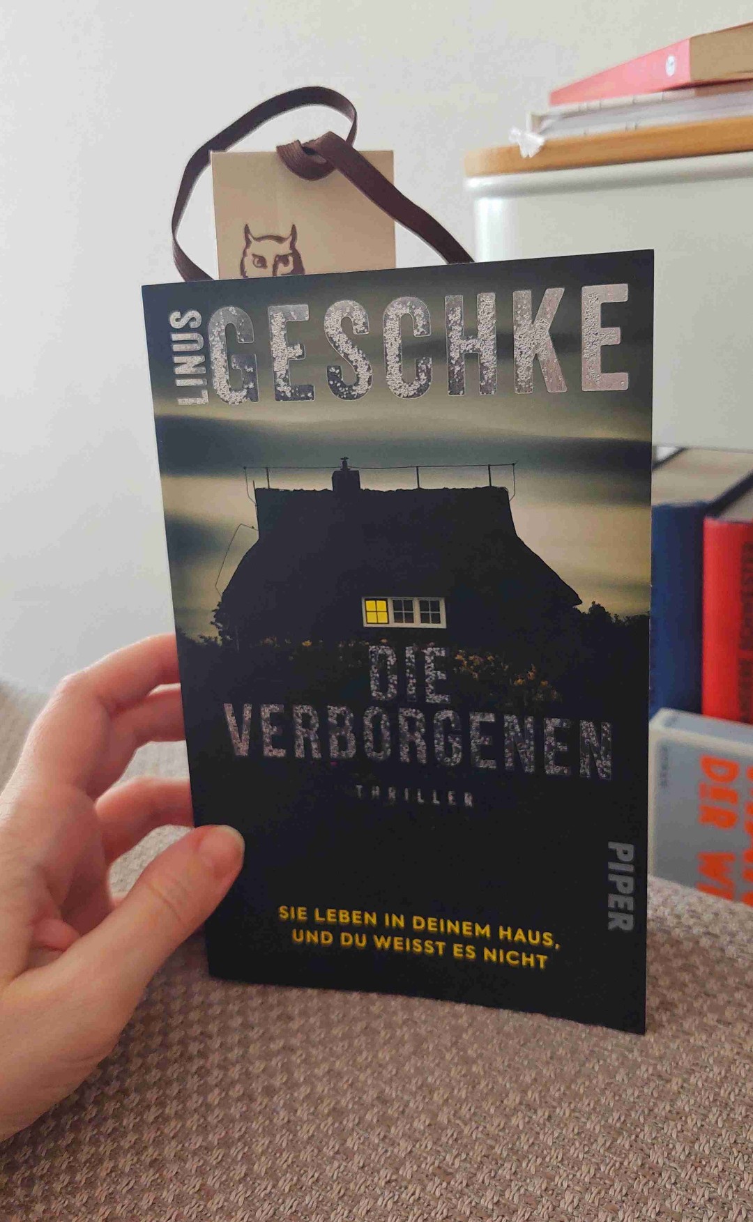 Verdammt spannend - kein Pageturner (irgendwie aber doch), dafür überraschend und vielschichtig 