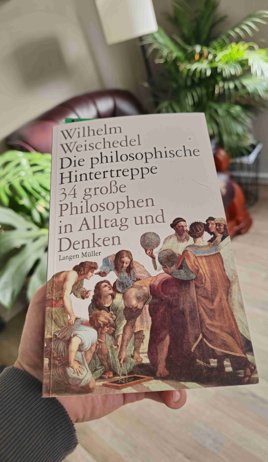Wilhelm Weischedel lädt in "Die philosophische Hintertreppe" dazu ein, 2500 Jahre Philosophiegeschichte auf unterhaltsame Weise zu entdecken.
