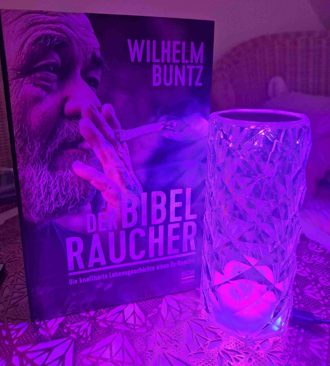 Wilhelm Buntz ist 1943 in Ulm geboren und war von Anfang an nicht von seiner Mutter gewollt. Er wurde von ihr schon als Baby am Straßenrand ausgesetzt und von seinem Vater ins Heim abgeschoben. Schon sehr früh hat Helmi, so wurde er als Kind genannt, innerlich dicht gemacht und war nach außen aggressiv und von unglaublicher Wut erfüllt. So wanderte er von Heim zu Heim und als Jugendlicher gelang es ihm endlich auszureißen. Die Reise dauerte jedoch nicht lange, denn er fuhr mit dem geklauten Auto einen Mann tot, einen Familienvater von fünf Kindern. Er bekam Jugendarrest, kam auf Bewährung frei, seine kriminelle Karriere, schon als Kind gestartet nahm beträchtlich an Fahrt auf.