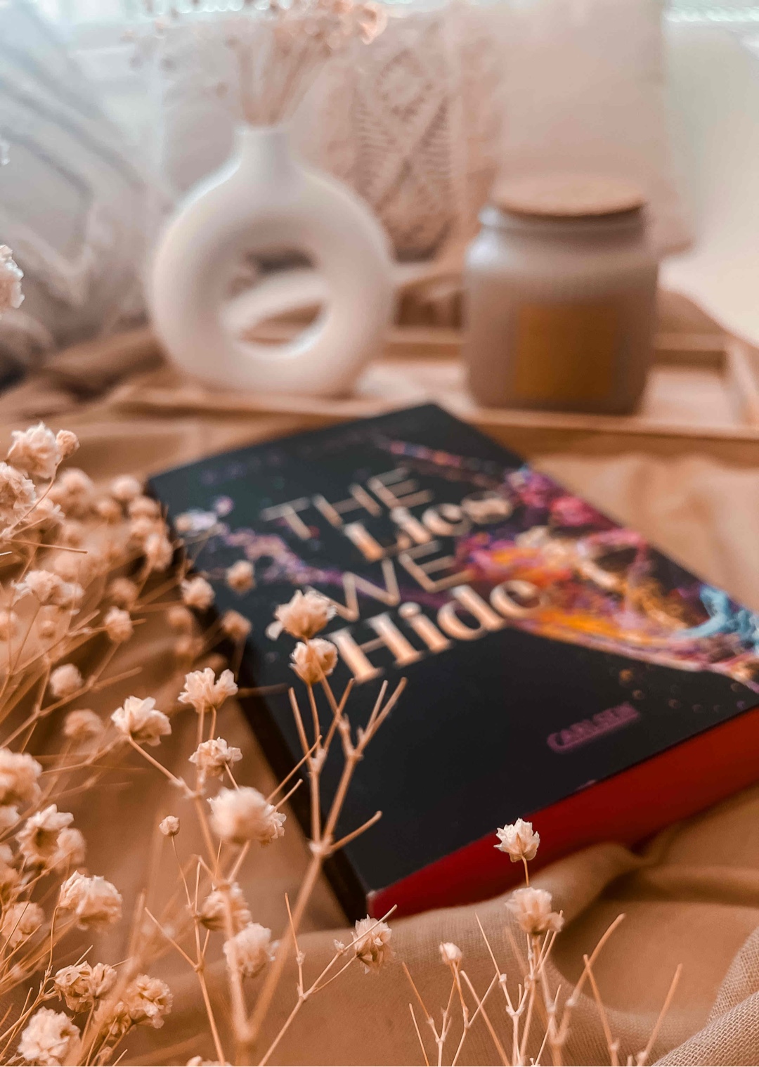 Fazit:
The Lies we Hide war für mich persönlich ein solider Auftakt. Die Handlung ist spannend, zieht sich aber manchmal etwas in die Länge. Wer aber auf New Adult Romance mit ein bisschen Spice und die Tropes Forced Proximity und Second Chance steht, wird hier wahrscheinlich auf seine Kosten kommen.