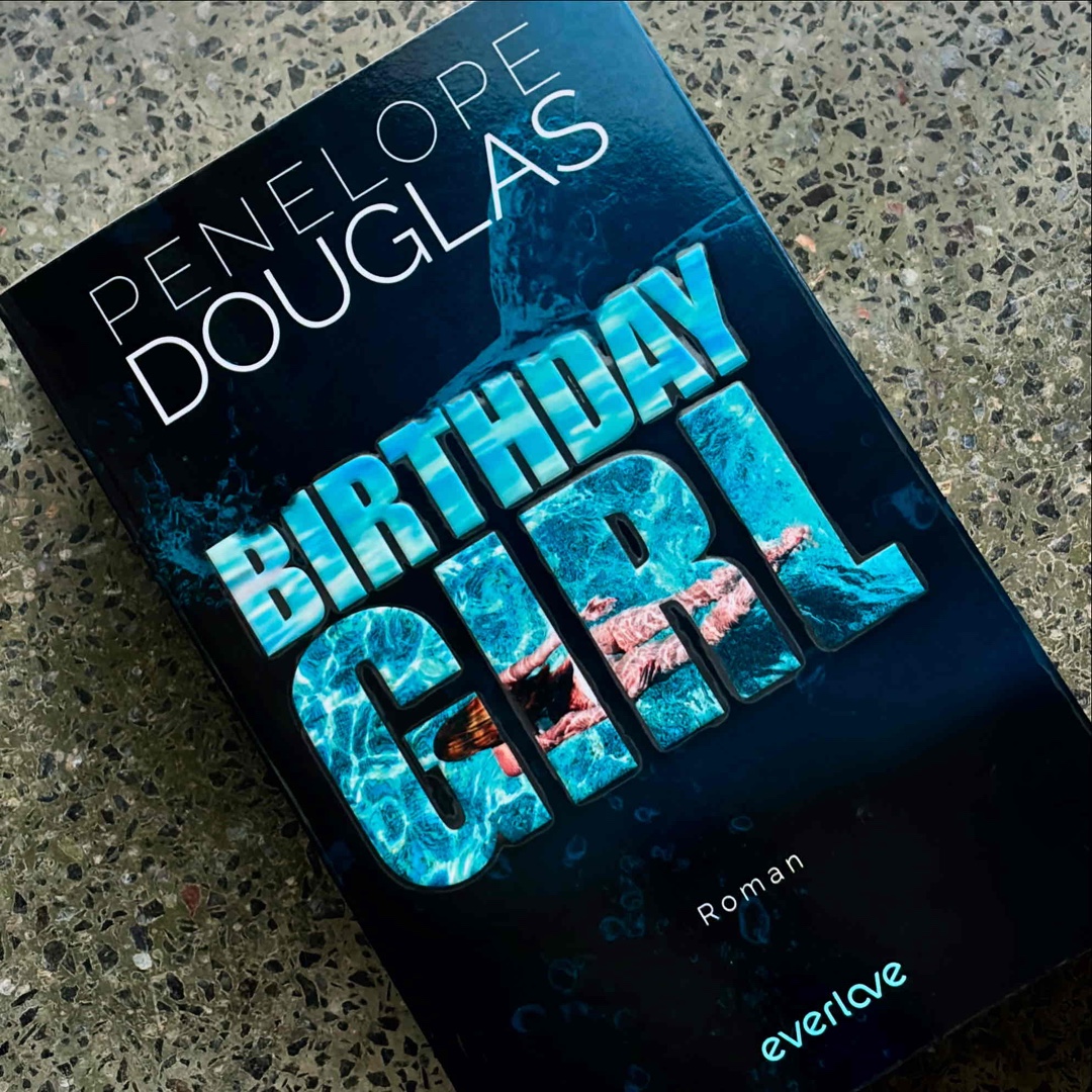 „Birthday Girl“ ist ein Buch das ich niemals geplant hatte zu lesen und dessen Geschichte mich doch irgendwie in ihren Bann gezogen hat.