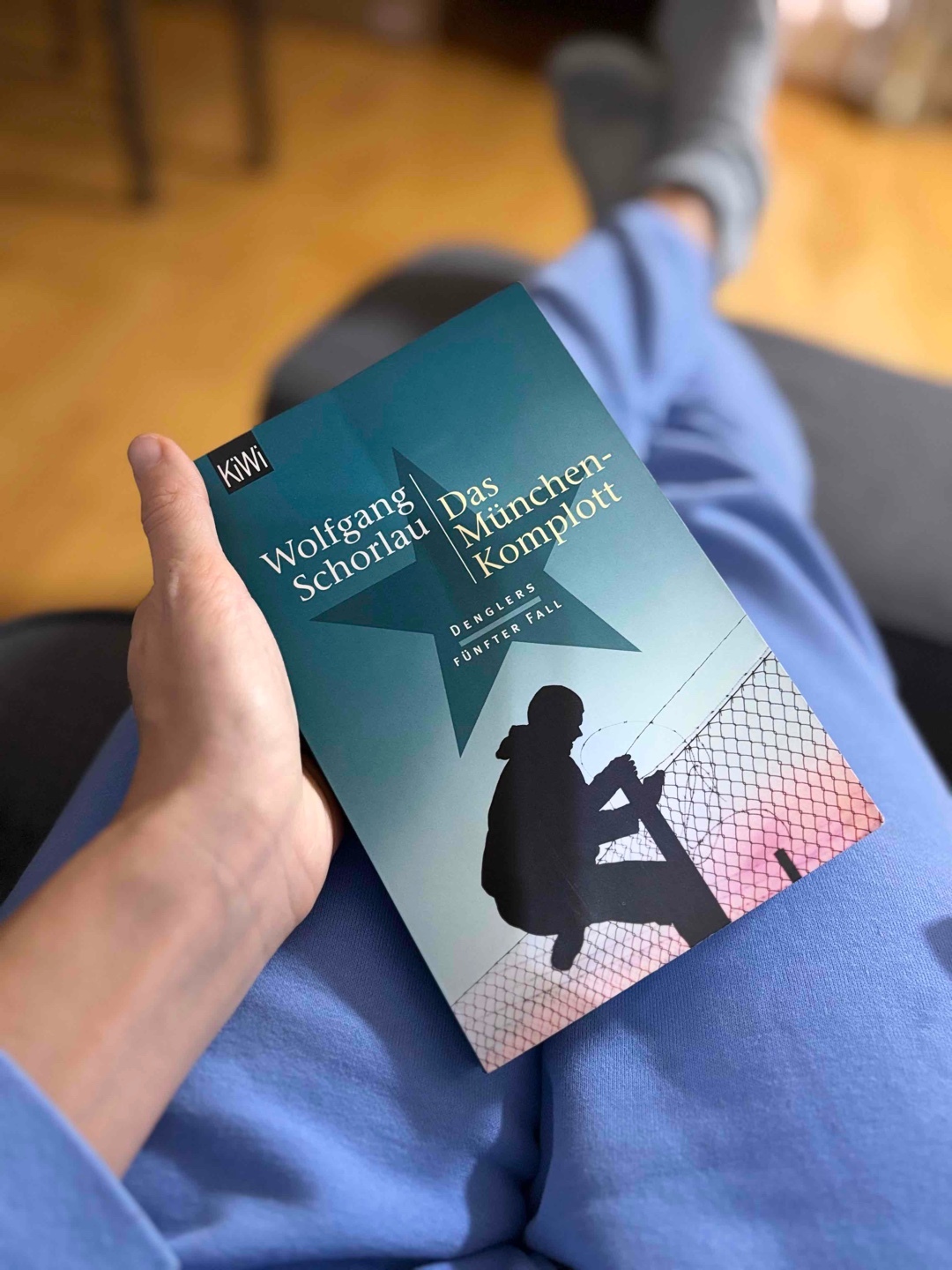 Ich muss sagen bis jetzt gefällt mir jeder Fall ein bisschen besser als der vorige. Das Buch ist super spannend und lässt sich wunderbar lesen.
Mir gefallen auch die kurzen Kapitel.
Ich kann’s weiterempfehlen.
