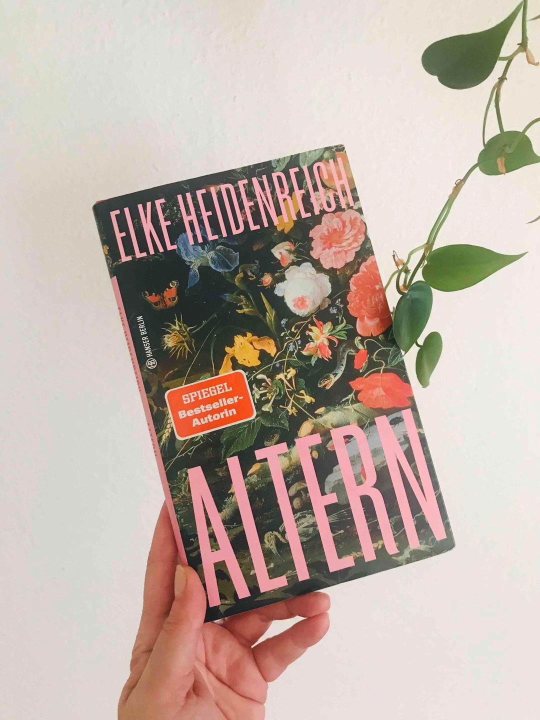Ein unterhaltsames Buch über das Altern und unseren Umgang damit. Gewohnt direkt und unverblümt wie wir es von Elke Heidenreich kennen und lieben. Gespickt mit vielen Zitaten und Hinweisen auf weitere Literatur. Ich habe mir sehr viel markiert in diesem dünnen Büchlein.
