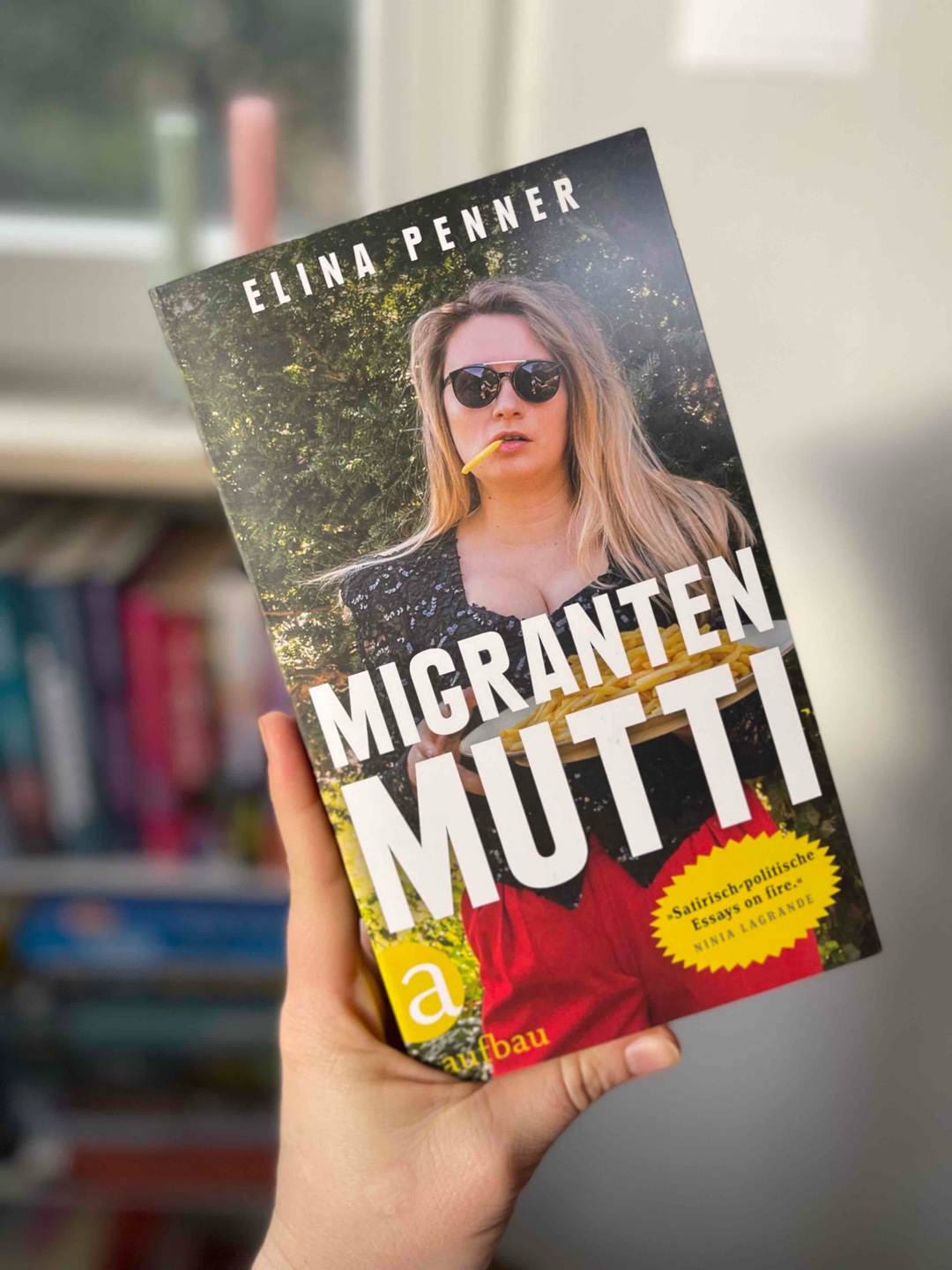 AUA! Check your privileges mit Elina Penners „Migrantenmutti“ - direkt, messerscharf und rasend klug. Ein effektives Bodyscreening nach verdeckten Rassismen inklusive.