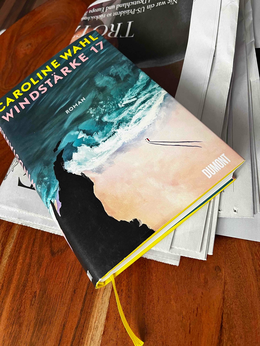 Ida hat ihre Mutter verloren und will nur noch weg von Zuhause. Sie Strandet auf Rügen und wird von einem einheimischen Ehepaar Aufgenommen und aufgepäppelt. Auf Rügen trifft sie Leif, der versucht, sowohl ihr Leben als auch sein eigenes wieder in Ordnung zu bringen..
Caroline Wahl hat einen gefühlsgeladenen Roman über Schuld, Angst und den Umgang mit dem Sterben erschaffen. Der Schreibstil ist sicher, wie im Vorgänger „22 Bahnen“, nicht jedermanns Sache. Ich bin damit allerdings gut zurecht gekommen.
Von mir eine absolute Leseempfehlung.