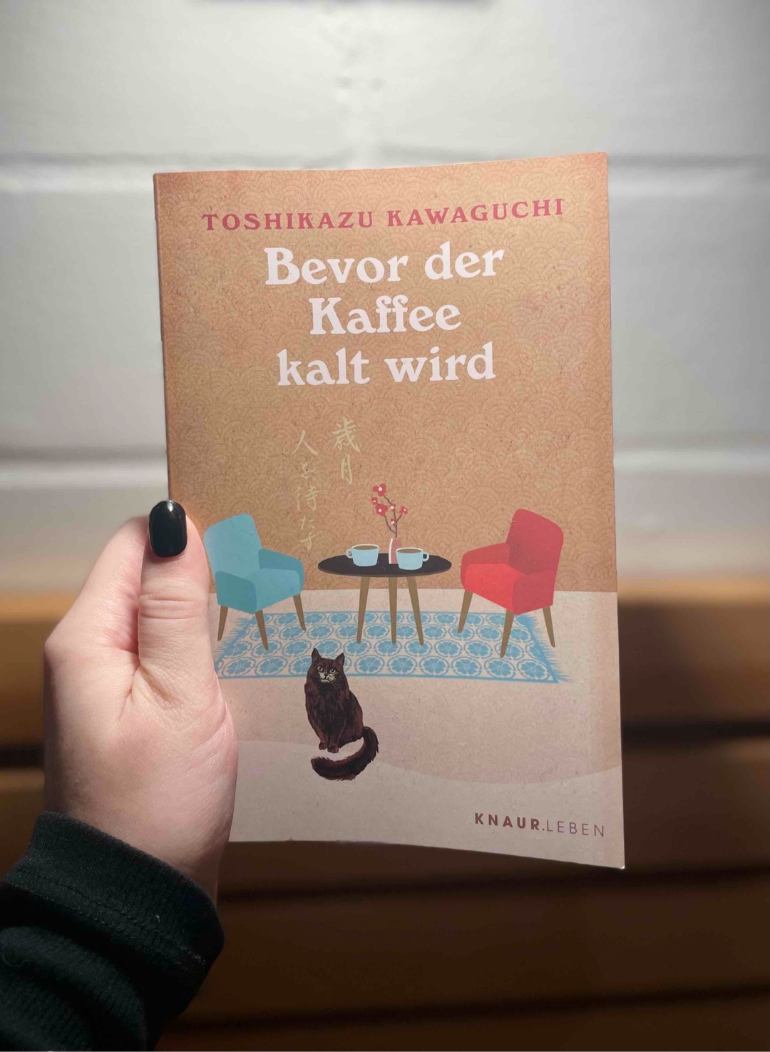 Wer erhofft eine andere Art der Erzählung von der Mitternachtsbibliothek zu lesen, den muss ich leider enttäuschen. Der Regeln in den Café auf dem Stuhl sind komplett andere. Dennoch mit einer Message, die einen anderen Blickwinkel schenkt. 
