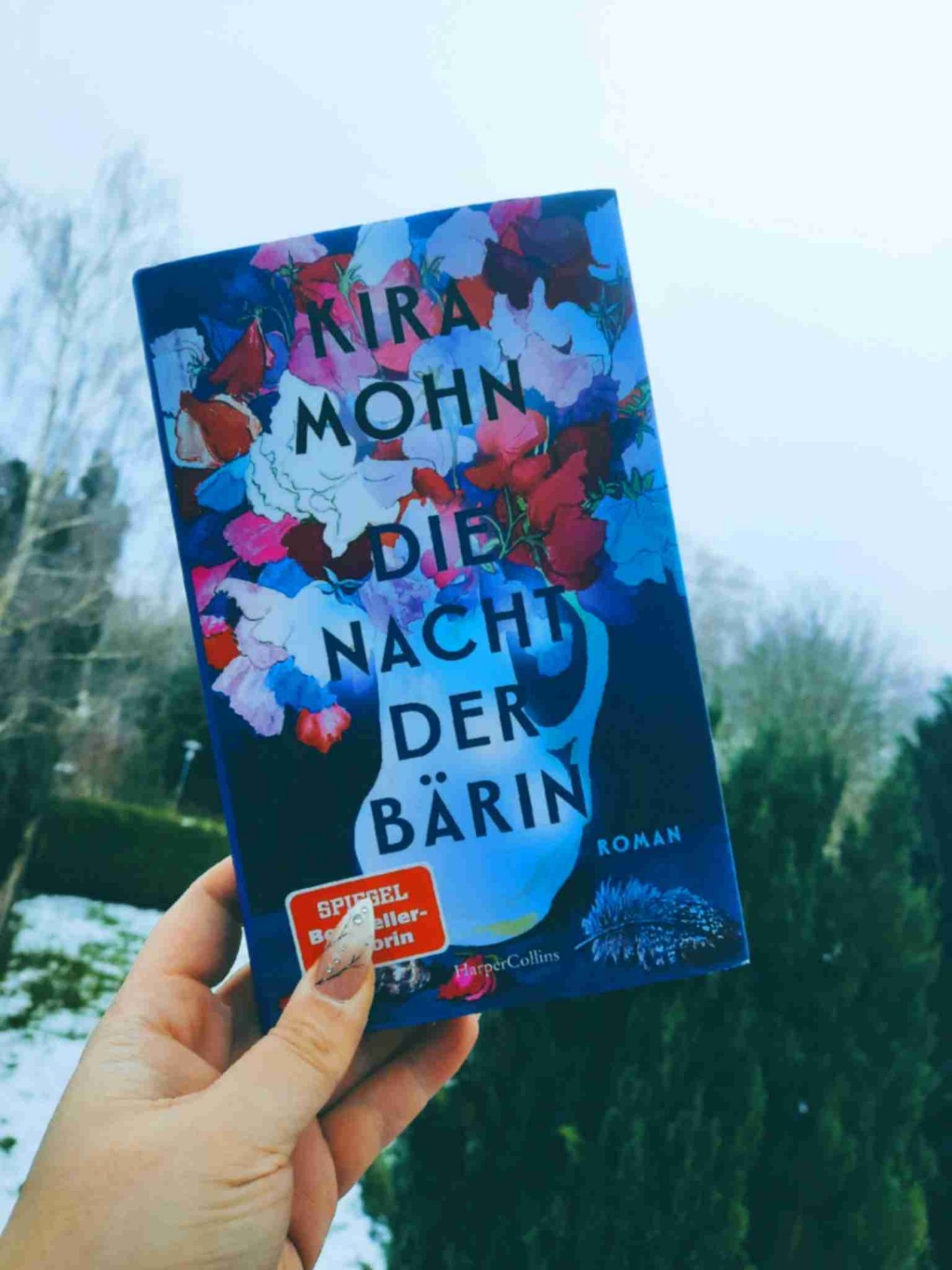 "Als die Bärin über die graue Wasseroberfläche in ihre Richtung sah, wandte Maja den Blick nicht ab. Freunde, dachte sie. Wir sind deine Freunde, du musst keine Angst vor uns haben."