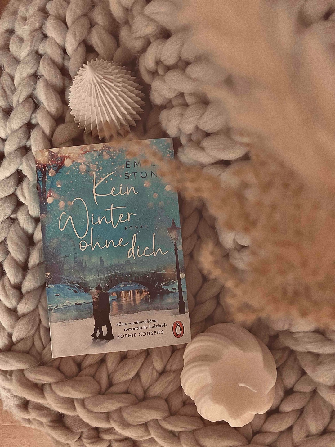 𝙺𝙴𝙸𝙽 𝚆𝙸𝙽𝚃𝙴𝚁 𝙾𝙷𝙽𝙴 𝙳𝙸𝙲𝙷 ist leider nicht so stark wie die beiden Vorgänger der Autorin. Die Geschichte ist zwar gut geschrieben, aber die Protagonisten konnten mich diesmal nicht wirklich überzeugen. Ihre Handlungen und Emotionen wirken weniger authentisch und es fällt schwerer, sich in sie hineinzuversetzen. Der Zauber der ersten beiden Romane, fehlt hier ein wenig, was das Leseerlebnis insgesamt etwas gedämpft hat. Auch wenn das Buch nicht das gehalten hat, was ich erwartet hatte, war es kein schlechtes.