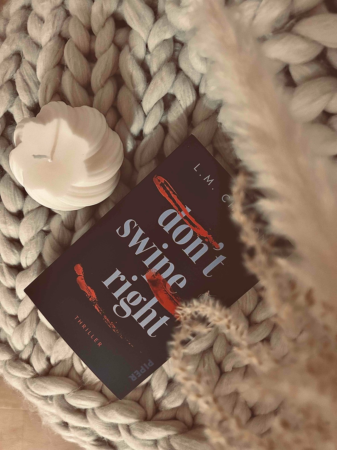 𝙳𝙾𝙽'𝚃 𝚂𝚆𝙸𝙿𝙴 𝚁𝙸𝙶𝙷𝚃 ist ein spannendes und unterhaltsames Buch, das einen mitreißt. Die Geschichte ist temporeich und bietet immer wieder unerwartete Wendungen, die das Interesse hochhalten. Auch der humorvolle Touch sorgt für einige lockere Momente und rundet das Leseerlebnis ab. Ein Pageturner, der gut in die Welt des modernen Datings eintaucht und die Tücken der Online - Beziehungen auf eine erfrischende Weise beleuchtet. Ein perfektes Buch für alle, die Lust auf einen kurzweiligen und zugleich spannenden Thriller haben.