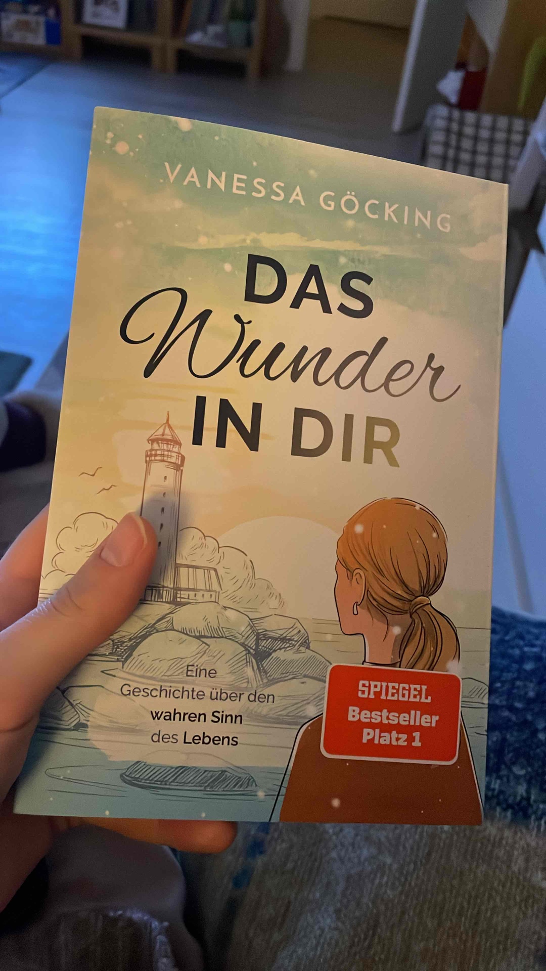 „Die Angst sagt: „Aber“.
Der Mut sagt: „Trotzdem“ ♥️
Ein ganz fabelhaftes, leises Buch, das genau die richtigen Fragen stellt und Antworten gibt, die man garnicht zu suchen geglaubt hat.
Diese unglaublich schöne Geschichte schafft es auf meiner Lieblingsbücherliste ganz weit nach oben! ♥️